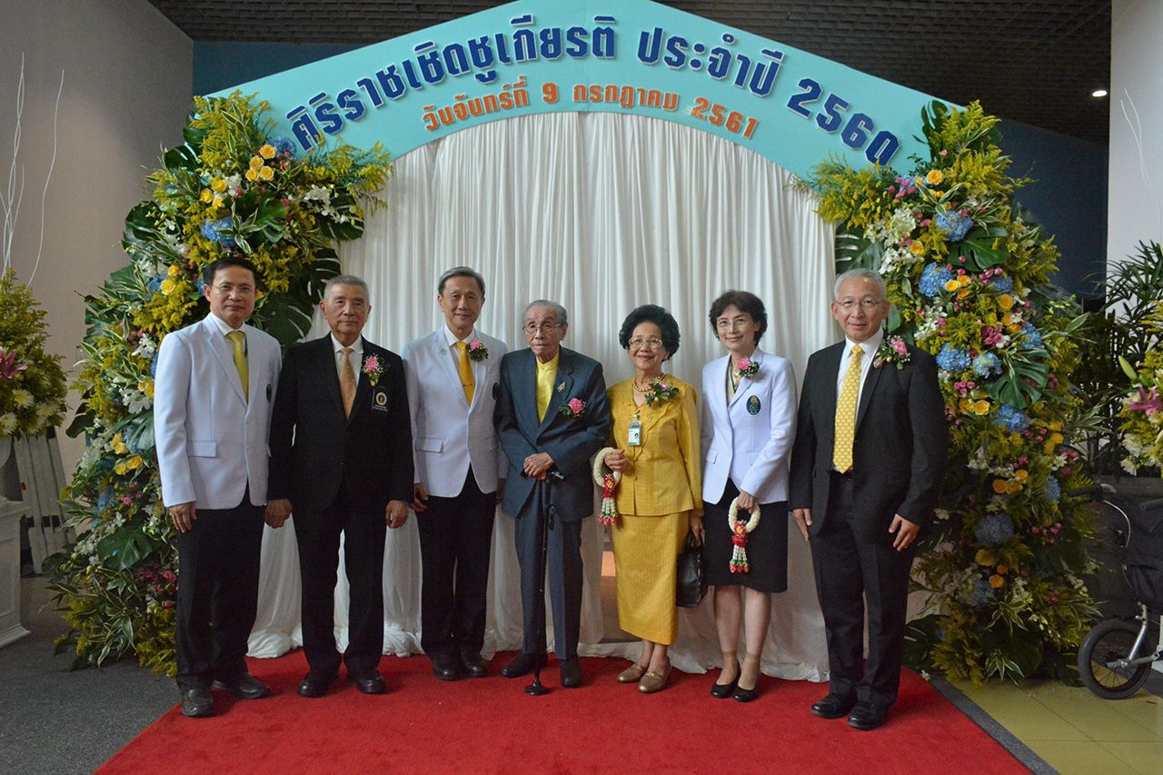 เกียรติคุณ - ศ.ดร.นพ.ประสิทธิ์ วัฒนาภา มอบรางวัล ศิริราชเชิดชูเกียรติ ประจำปี 2560 เพื่อยกย่องเชิดชูคณาจารย์ บุคลากรของคณะแพทยศาสตร์ศิริราชพยาบาล โดยมี ศ.นพ.อุดม คชินทร, ศ.นพ.ประเสริฐ ทองเจริญ และ ศ.พญ.ชนิกา ตู้จินดา ได้รับมอบด้วย ที่ รพ.ศิริราช วันก่อน.