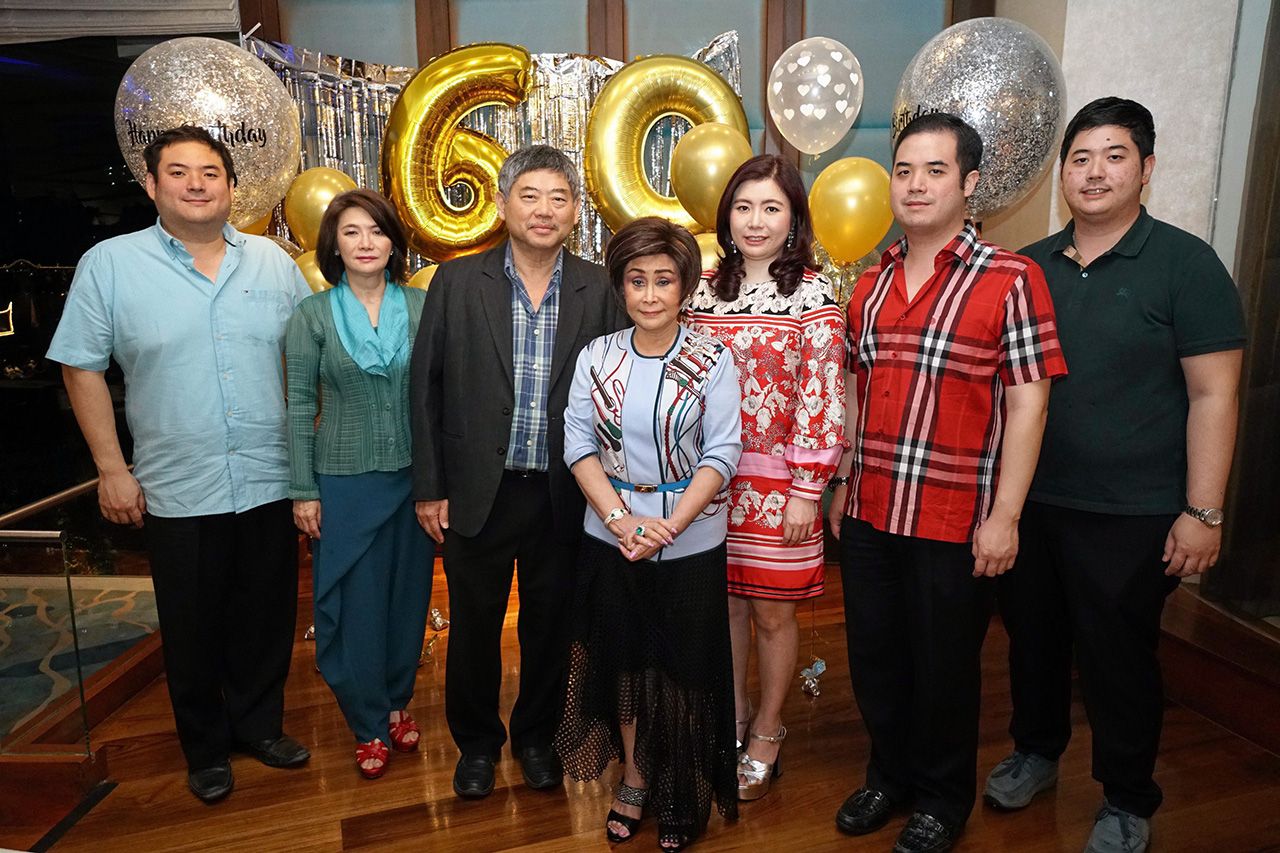 เบิร์ธเดย์ - ดร.ภัณฑิรา ฉัตรจุฑามาส จัดงานเลี้ยงฉลองวันเกิดครบ 60 ปี ให้สวีทฮาร์ท รชต ลีลาประชากุล โดยมี อนงค์รัตน์ ฉัตรจุฑามาส, มณฑิรา ลีลาประชากุล, ทัสชน ลีลาประชากุล และ กรฤต ลีลาประชากุล มาร่วมงานด้วย ที่ห้องลอร์ดจิมส์ โรงแรมแมนดาริน โอเรียนเต็ล วันก่อน.