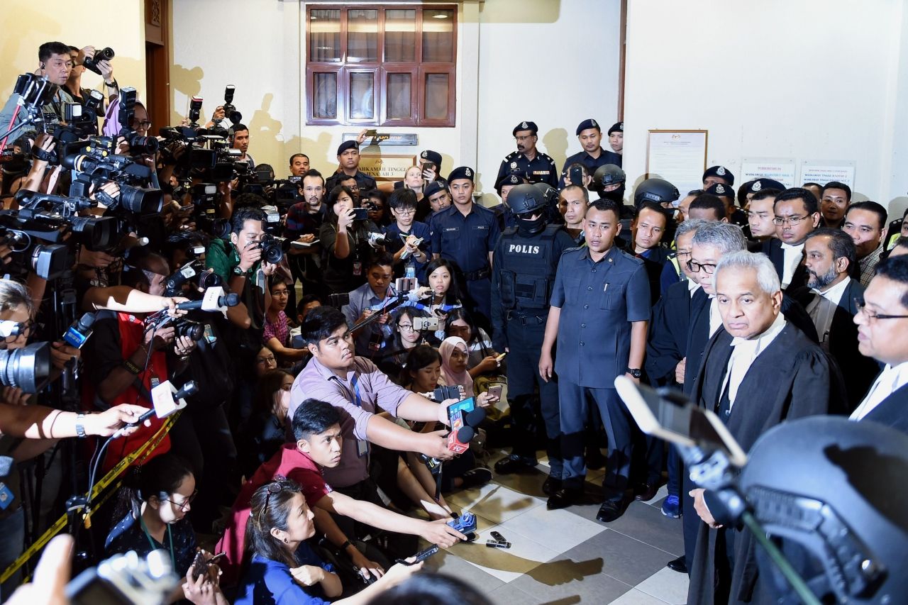 ทีมอัยการแถลงข่าวต่อสื่อมวลชน หลังจากนายนาจิบ ราซัค ถูกจับนำตัวส่งฟ้องศาล
