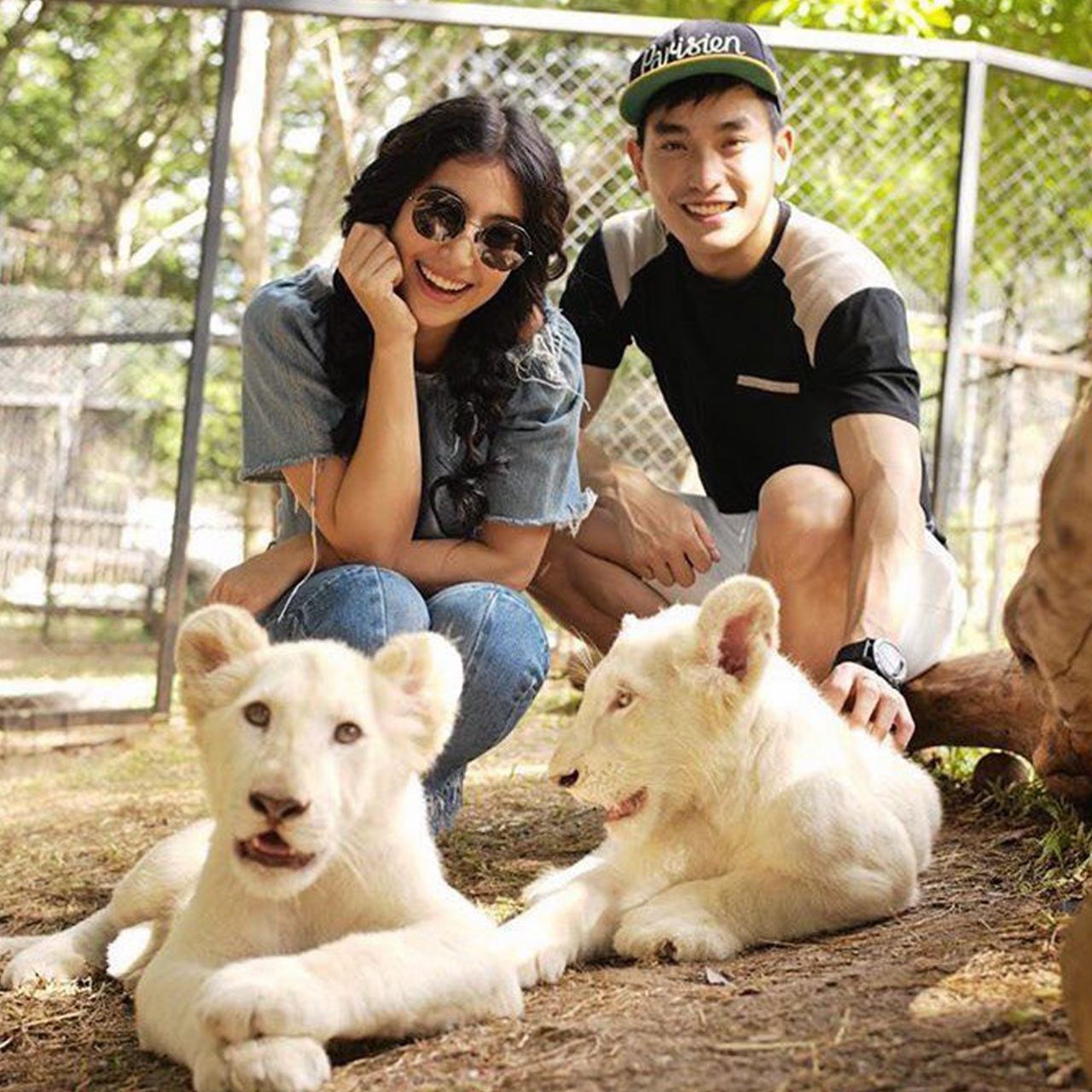 พาไปเที่ยว สวนสัตว์โบนันซ่า เอ็กโซติก ซู ภูผา ลงรูปคู่ มิ้นต์-ชาลิดา ถ่ายกับสิงโต พร้อมแซว “สิงโตด้านหน้าหรือด้านหลังที่ดุกว่ากัน” ว้าย...ย ดุกว่าสิงโตก็มิ้นต์ล่ะซี้!!