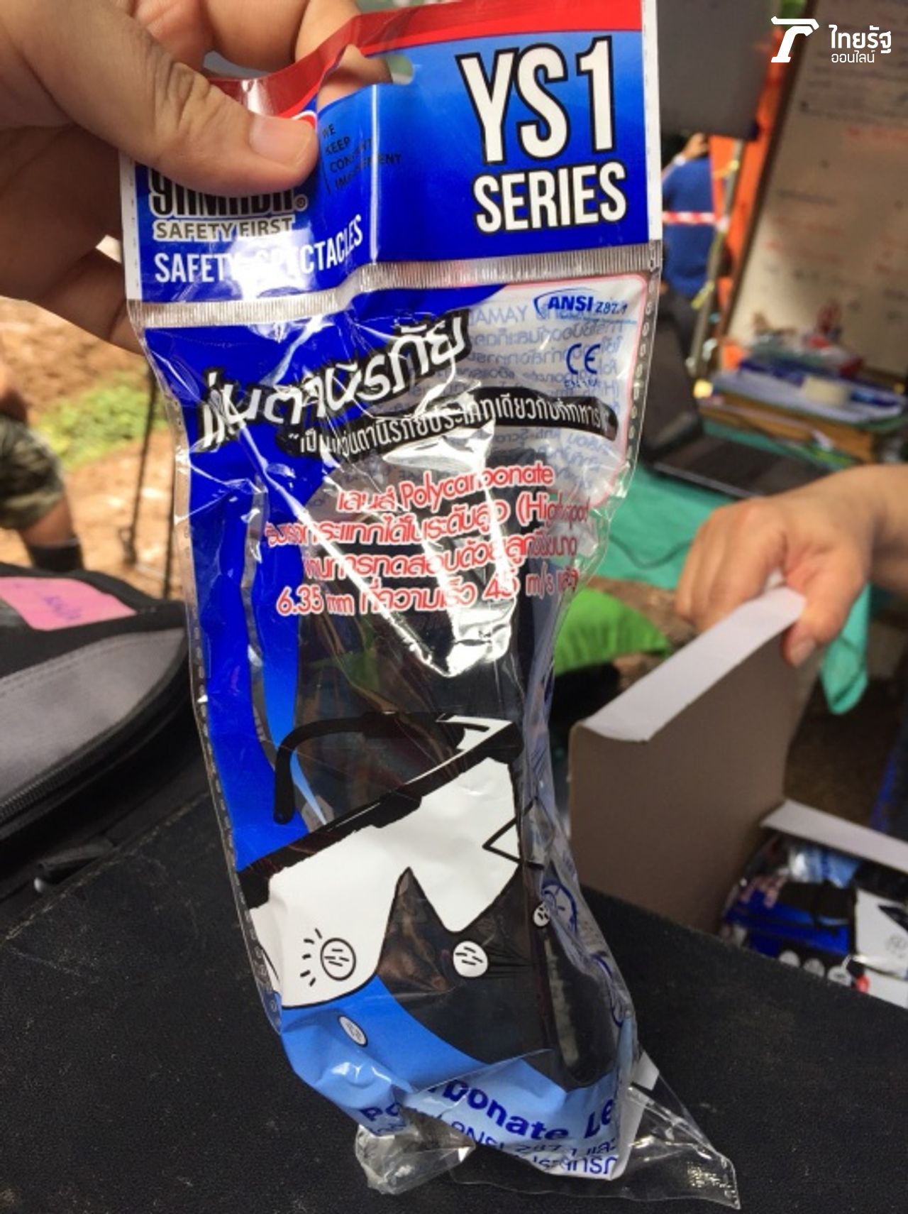  แว่นตาปรับแสงที่ใช้ในทางการแพทย์โดยเฉพาะที่มีผู้ส่งมาบริจาคในช่วงที่ค้นหา 13 ชีวิต