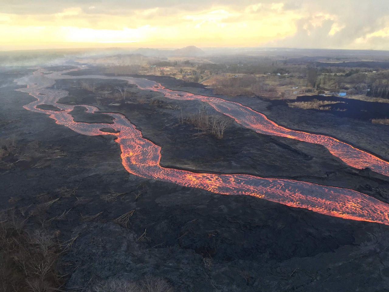 ธารลาวาปกคลุมพื้นที่จำนวนหนึ่งบนเกาะบิ๊ก