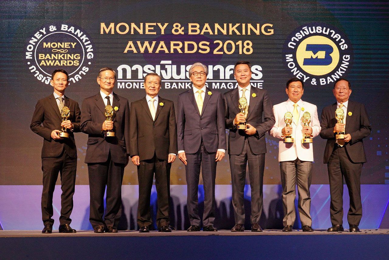 ภูมิใจ - ดร.สมคิด จาตุศรีพิทักษ์ รองนายกรัฐมนตรี มอบรางวัล Money&Banking AWARSD 2018 ให้แก่ อาทิตย์ นันทวิทยา, ชาติศิริ โสภณพนิช, ชาติชาย พยุหนาวีชัย, ดร.อภิรัช อภิเมธีธำรง และ พงษ์ชัย อมตานนท์ โดยมี สันติ วิริยะรังสฤษฏ์ มาร่วมงานด้วย ที่ รร.พลาซ่า แอทธินี วันก่อน.