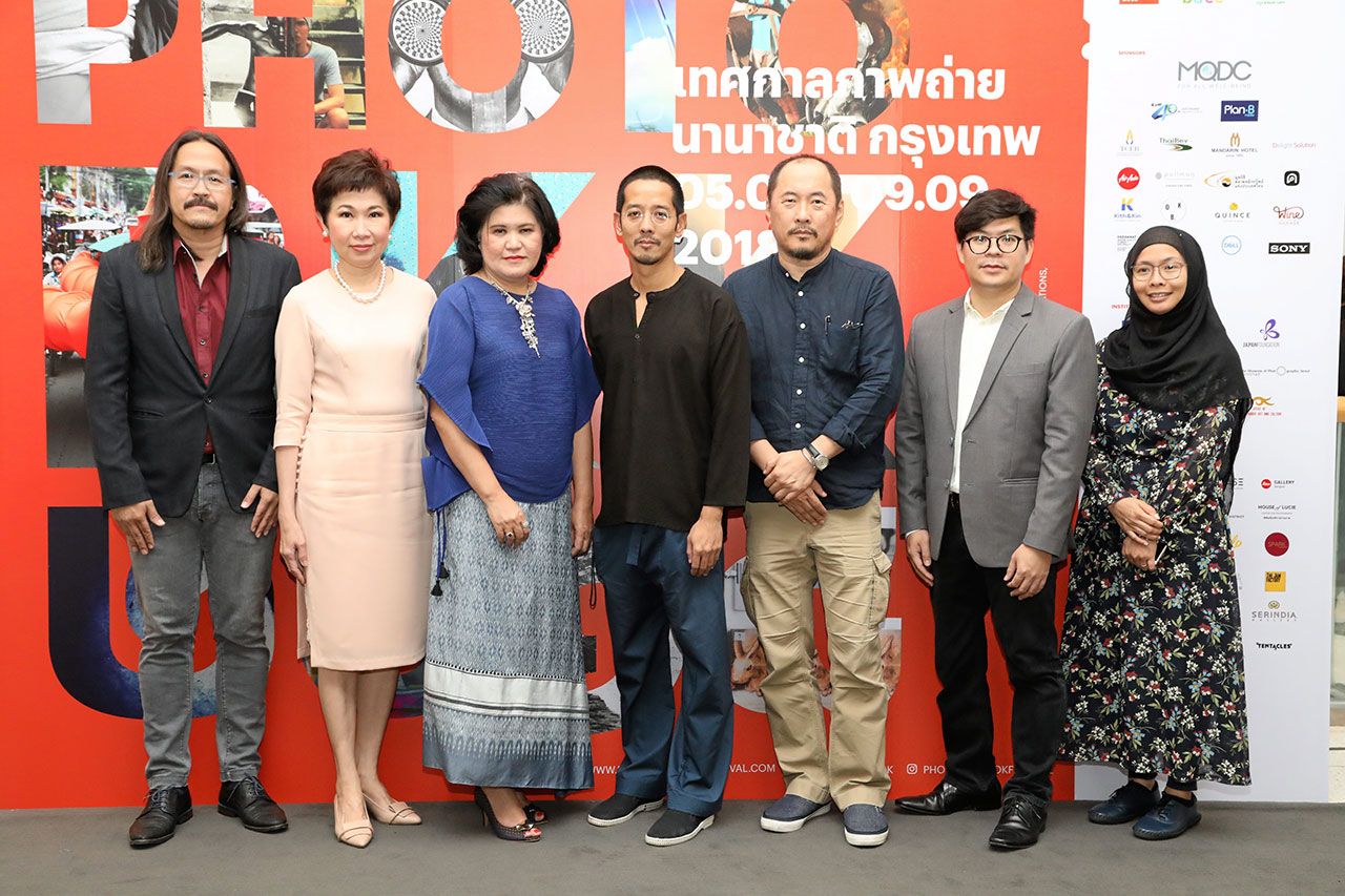 น่าดูมาก - ผศ.ปวิตร มหาสารินันทน์ และ ปิยทัต เหมทัต เปิดงาน “โฟโต้บางกอก 2018” เทศกาลภาพถ่ายนานาชาติ จัดถึง 9 ก.ย. โดยมี วรันยา ภูนวกุล, อนุวัฒน์ คำเผ่า, อัญชลี หวังวีระมิตร และ เตยงาม คุปตะบุตร มาร่วมงานด้วย ที่หอศิลปวัฒนธรรมแห่ง กทม. วันก่อน.