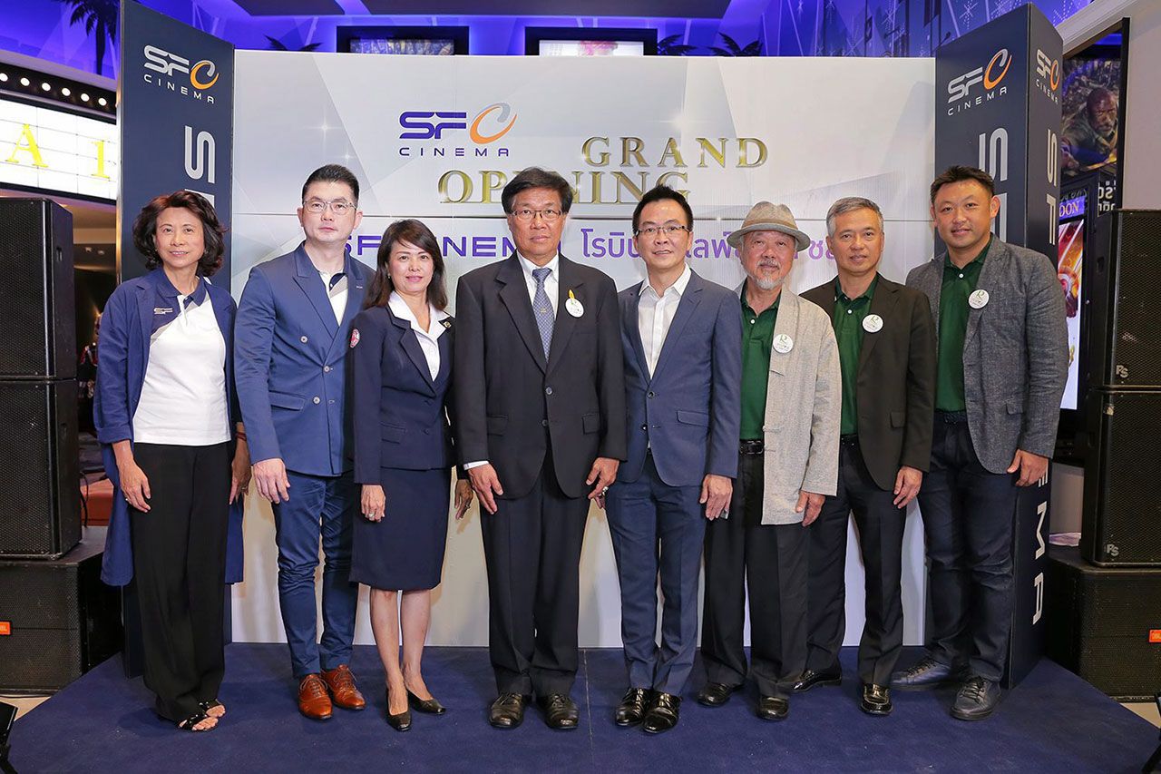 ที่เมืองชล - ชายชาญ เอี่ยมเจริญ รอง ผวจ.ชลบุรี เปิด “โรงภาพยนตร์เอส เอฟ ซีเนม่า” สาขาใหม่ โดยมี สุวัฒน์ ทองร่มโพธิ์, สุวิทย์ ทองร่มโพธิ์, สุวรรณี ชินเชี่ยวชาญ, สุทธิศักดิ์ จิราธิวัฒน์, ปริญญ์ จิราธิวัฒน์ และ สุภาพร เทียนไชย มาร่วมงานด้วย ที่โรบินสันไลฟ์สไตล์ ชลบุรี วันก่อน.