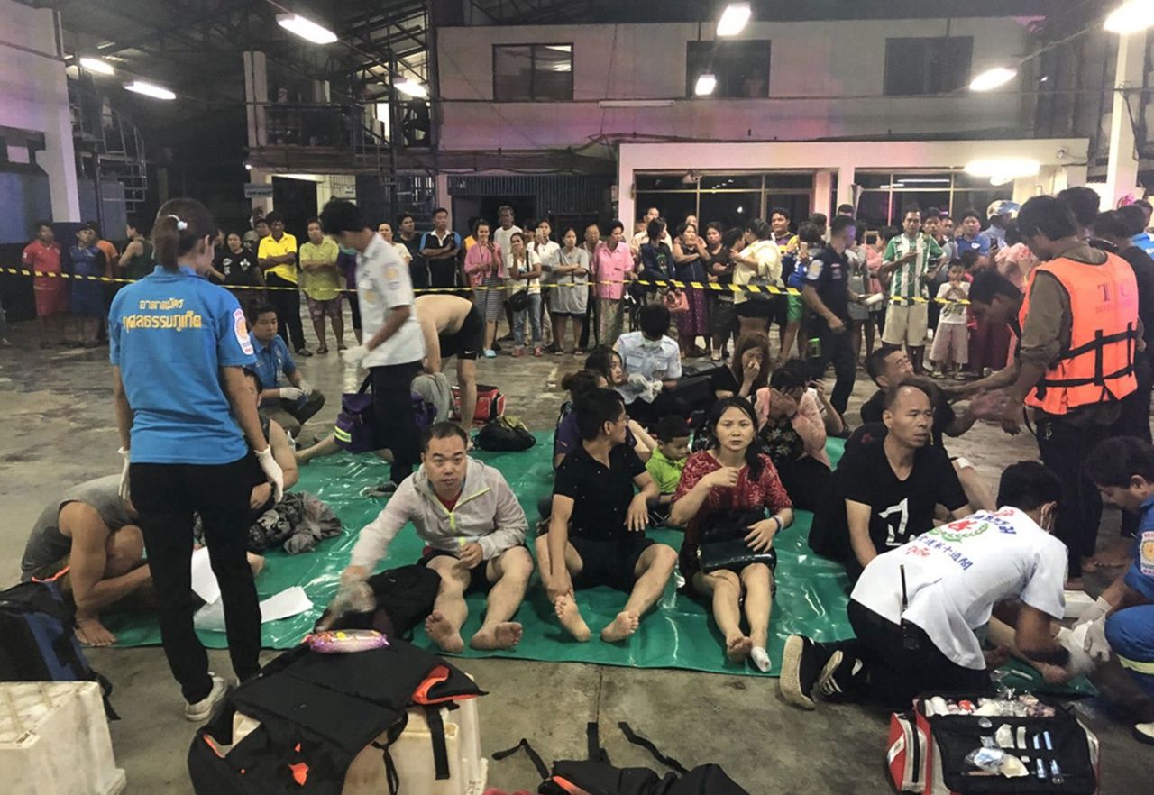 ผู้ประสบภัยเรือล่มนั่งพักที่ท่าเรือภูเก็ต