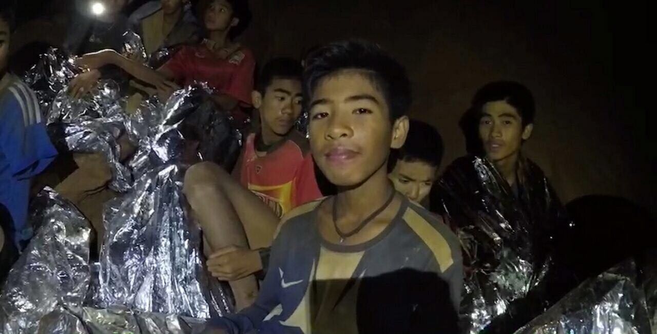 13 ชีวิตติดในถ้ำ รอการช่วยเหลือออกจากถ้ำ โดยมีทีมหน่วยซีล แพทย์ ทั้งหมด 10 คน อยู่ดูแล