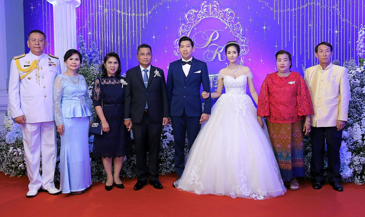 วิวาห์ชื่นมื่น พล.ร.อ.นริส ประทุมสุวรรณ ผบ.ทร. เป็นประธานในงานวิวาห์ระหว่าง พิศมัย โม่งซู บุตรี ปรีชา–สมปอง จันอุดม กับ เกียรติก้อง บุตร พล.ร.อ.นพดล–พัชรี สุภากร ท่ามกลางบรรยากาศความปลื้มปีติของบรรดาผู้มาร่วมอวยพร ที่หอประชุมกองทัพเรือ ค่ำวันก่อน.