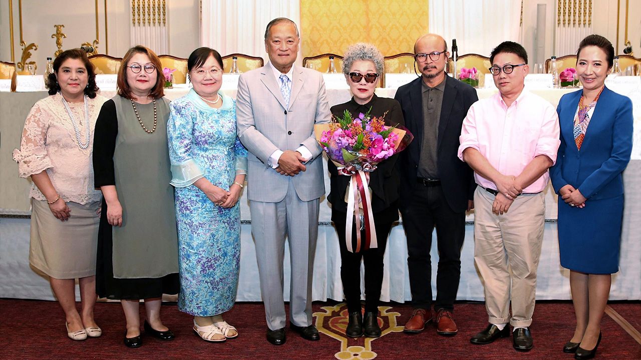 ได้รางวัล  -  ม.ร.ว.สุขุมพันธุ์ บริพัตร จัดงานประกาศให้หนังสือ “พุทธศักราชอัสดงกับทรงจำของทรงจำของแมวกุหลาบดำ” ผลงานของ วีรพร นิติประภา ได้รับรางวัลซีไรต์ประเภทนวนิยาย โดยมี ศรีประภัสสร์ พราวพันธุ์ และ วิมลรัตน์ สว่างพานิชย์ มาร่วมงานด้วย ที่ รร.แมนดาริน วันก่อน.