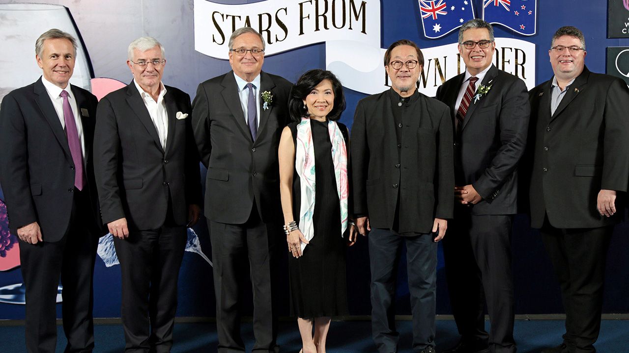 ดื่มเพลิน  -  อลิสเตอร์ เทย์เลอร์ จัด Stars from Down Under Australian and New Zealand Wine Tasting 2018 งานแสดงไวน์ จาก 29 ไวน์เนอรี่ชื่อดัง สำหรับลูกค้าคนพิเศษ โดยมี สุทธิธรรม จิราธิวัฒน์ และ สุพัตรา จิราธิวัฒน์ มาร่วมงานด้วย ที่ รร.เซ็นทาราแกรนด์ เซ็นทรัลเวิลด์ วันก่อน.