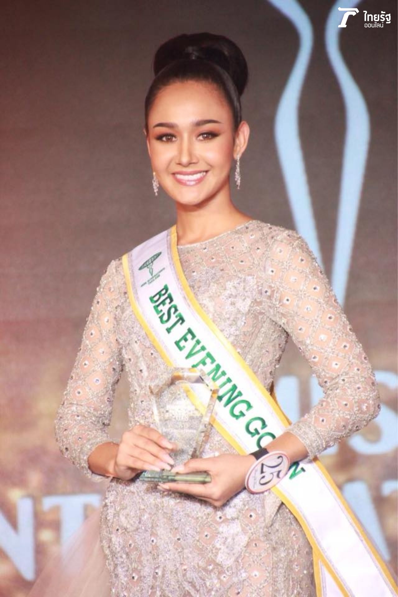 ชุดราตรียอดเยี่ยม Best Evening Gown ได้แก่ ตินา คริสตินา ไฟล์ชมันน์ 