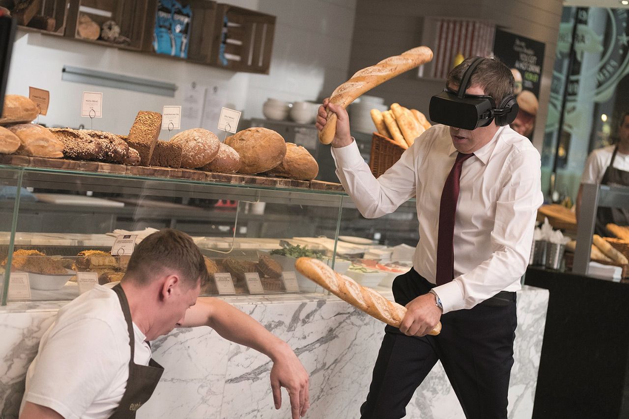 ให้ทายว่าพ่อสายลับของเราคิดว่าตัวเองกำลังทำอะไร?