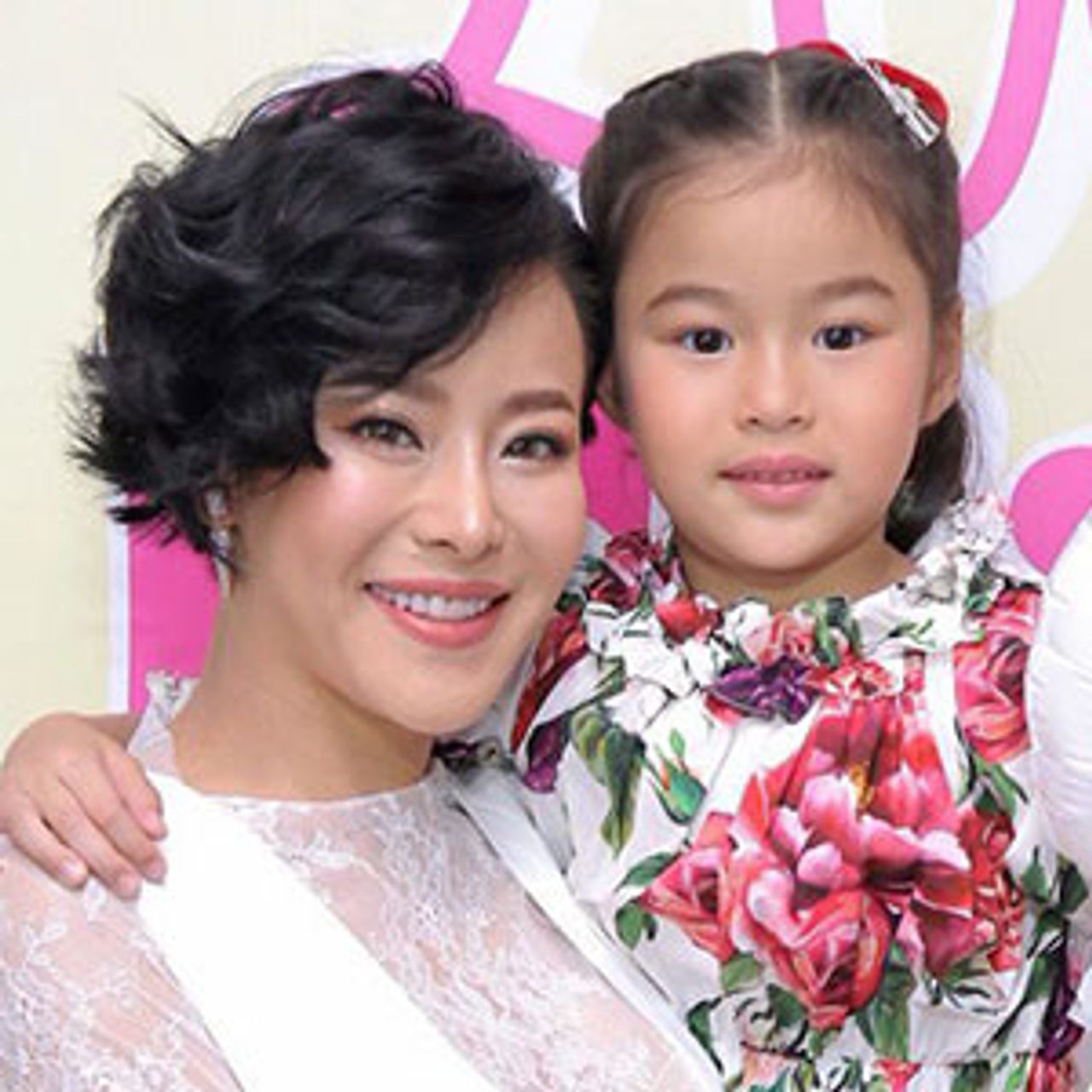 ลูกไม้หล่นไม่ไกลต้นจริงๆ น้องณิริน ที่เดินตามรอยหม่ามี๊ หนิง-ปณิตา นั่งเก้าอี้พิธีกรรายการวาไรตี้ ทอล์กโชว์ที่อายุน้อยที่สุดใน “LITTLE NIRIN” ทางไลน์ทีวี.