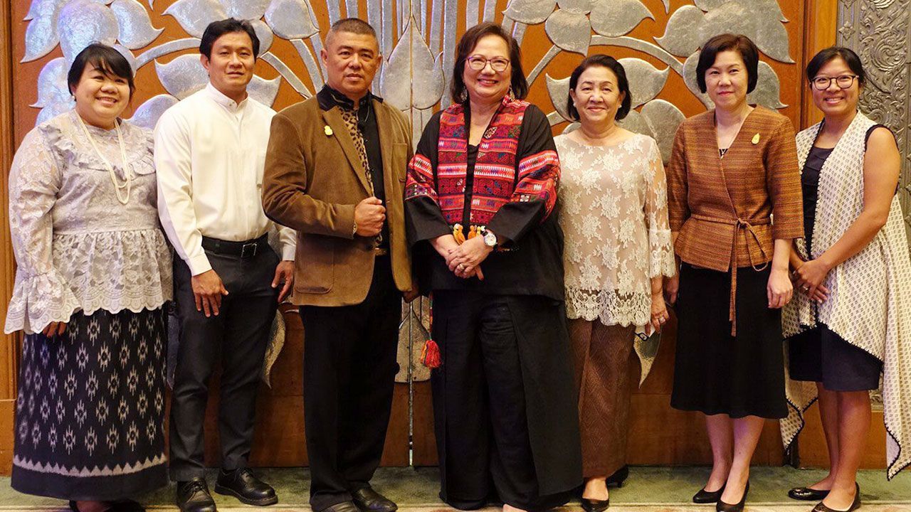 ให้รู้ไว้ อุษา สมบูรณ์ จัดสัมมนาทางวิชาการ “การพัฒนาการเรียนการสอนภาษาวัฒนธรรมและประวัติศาสตร์ไทยในโรงเรียนนานาชาติ” พร้อมเชิญ พล.ต.วรวุฒิ แสงทอง มาบรรยายเรื่อง สร้างคนดีด้วยประวัติศาสตร์ สร้างชาติด้วยอุดมการณ์ ที่โรงแรมแกรนด์ ไฮแอท เอราวัณ วันก่อน.