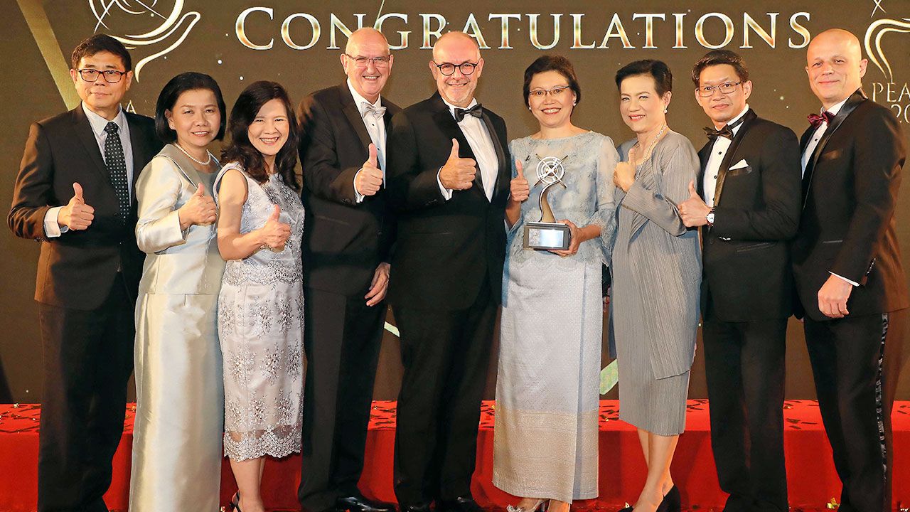 แน่มาก ม.ล.วัลลีวรรณ วรวรรณ ซีอีโอทีซีเอ็ม คอร์ปอเรชั่น รับรางวัล Asia Pacific Entrepreneurship Awards 2018 ในฐานะองค์กรสร้างความเติบโตทางธุรกิจได้อย่างต่อเนื่อง โดยมี มาร์ค โรเบิร์ต จอห์นสัน และ นพภาพร อภิวัฒนกุล มาร่วมงานด้วย ที่โรงแรมแมริออท สุขุมวิท วันก่อน.