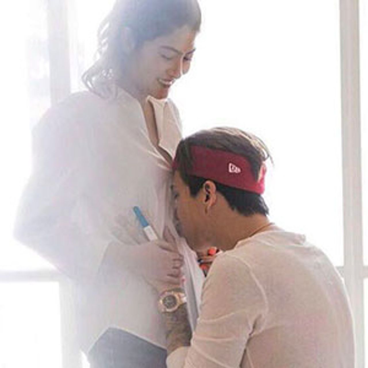 นี่ก็เพิ่งผ่านวันเกิดมา ป๊อก–ภัสสรกรณ์ ได้ของขวัญเป็นข่าวดีว่าภรรยาท้องแล้วจ้า!! ว่าที่คุณพ่อโพสต์ภาพจูบท้อง มาร์กี้ พร้อมข้อความ “ของขวัญที่ดีที่สุด”...ยินดีด้วยน้า.