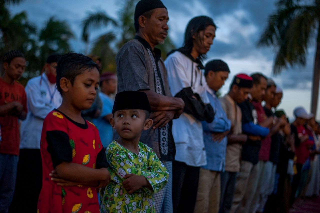 ผู้รอดชีวิตจากเหตุแผ่นดินไหวสวดมนต์ภาวนาที่ค่ายหลบภัยชั่วคราวในเมืองปาลู