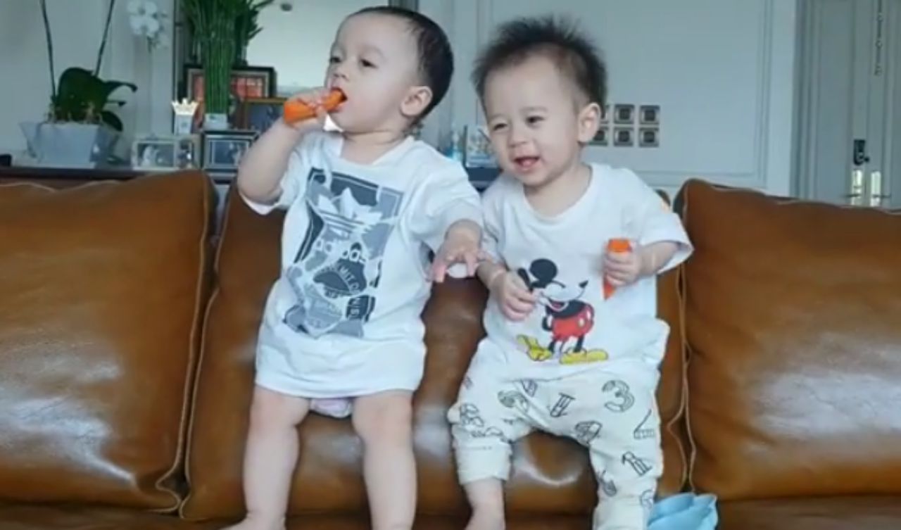 อยู่บ้าน น้องแฝดก็จะใส่เสื้อผ้าสบายๆ 