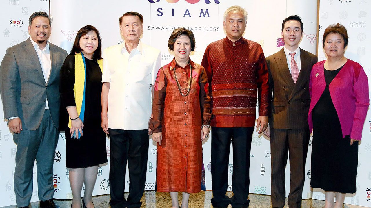 เตรียมพร้อม - ลักขณา นะวิโรจน์ เปิดประชุมเตรียมความพร้อมผู้ประกอบการโครงการสุขสยาม โดยมี ดร.อนันต์ ดาโลดม, ชยะพงส์ นะวิโรจน์, กฤษณยศ บูรณะสัมฤทธิ, สุวภา เจริญยิ่ง, วิวรรณ กรรณสูต และ วัชรพงศ์ ระดมสิทธิพัฒน์ มาร่วมงานด้วย ที่รร.มิราเคิล แกรนด์ วันก่อน.