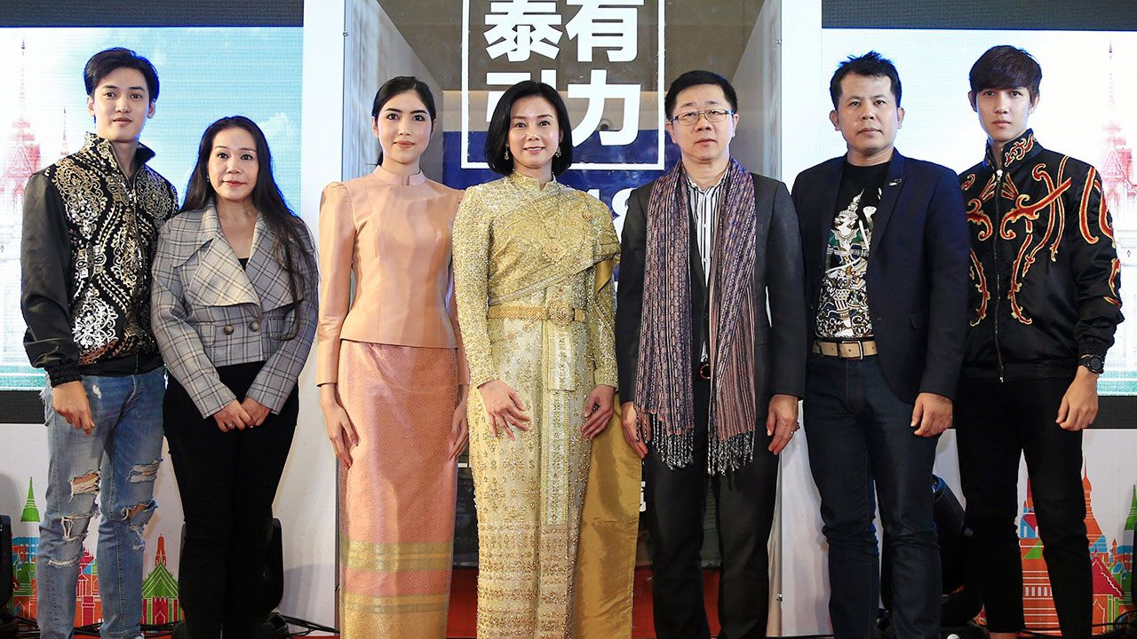มาไทย - ศิริญา เทพเจริญ เปิดตัวแนะนำ “เลเจนด์ สยาม” สวนสนุกเชิงวัฒนธรรมแลนด์มาร์กแห่งใหม่ของเมืองพัทยา โดยมี ดร.ไพจิตร วิบูลย์ธนสาร, วีรวรรณ เทพเจริญ, พัฒนะศรุจ โลหะพิบูลย์ และ นิพนธ์ แย้มเกษม มาร่วมงานด้วย ที่งาน อิมเพรสไทย 2018 เซี่ยงไฮ้ ประเทศจีน วันก่อน.