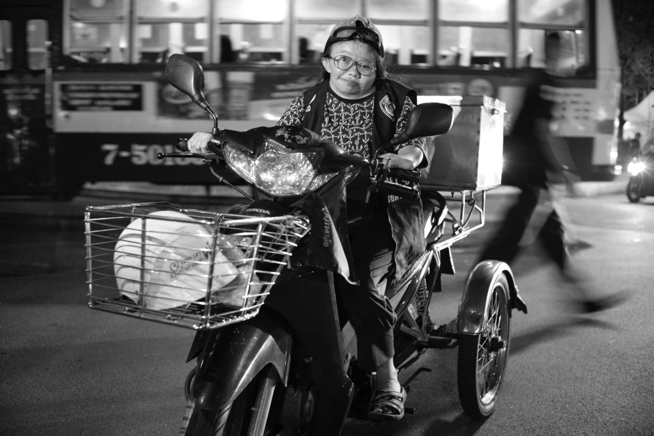 ภาพ:  มอเตอร์ไซค์ 3 ล้อ คุณรังสินี เทอดทรพย์ (ผลงาน อาจารย์ตุลย์ หิรัญญลาวัลย์)