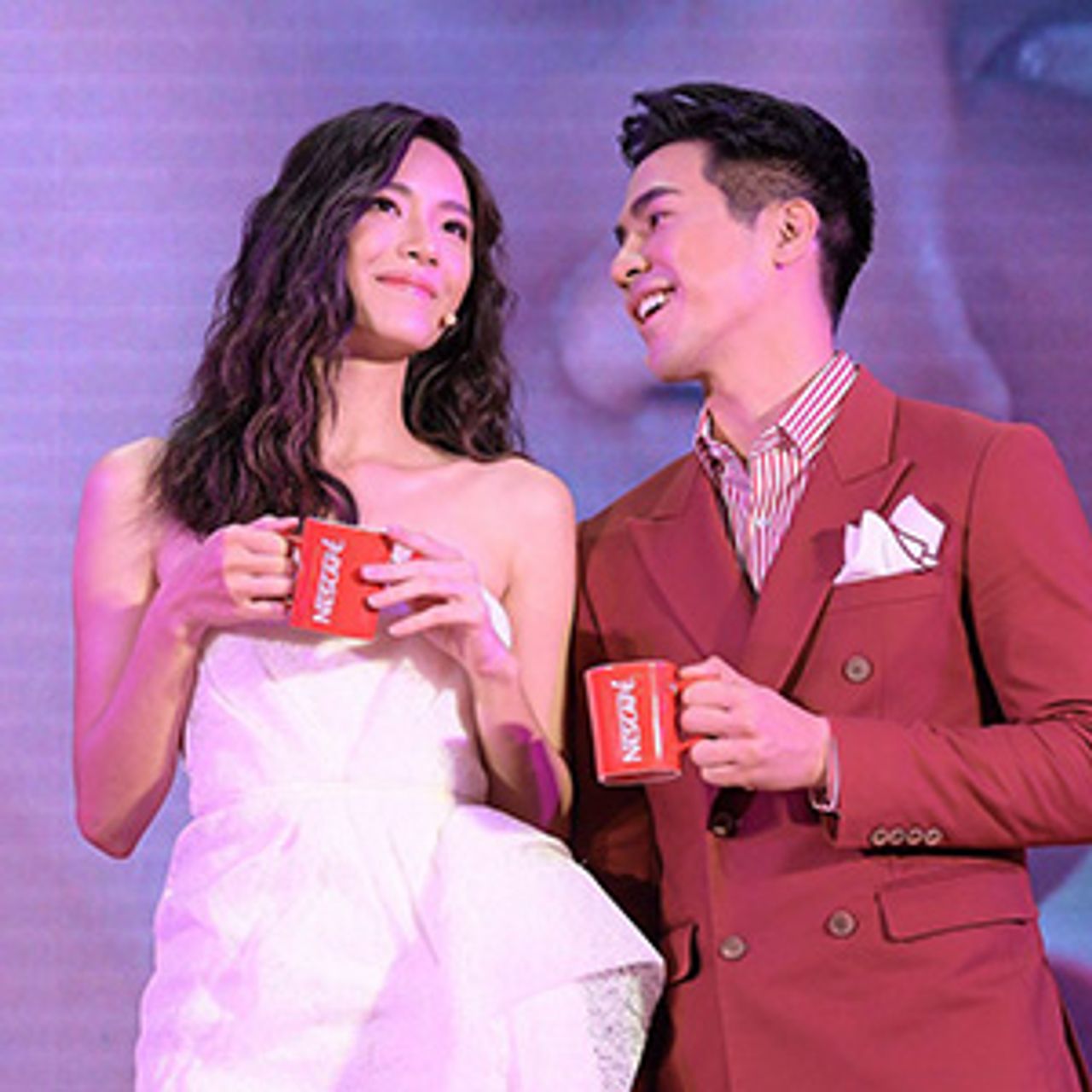 งานเปิดแคมเปญ “เนสกาแฟ เชื่อมทุกความผูกพัน” แอบถามนางเอก หลิน-มชณต ชอบ พี่โป๊ป หรือ เนสกาแฟ มากกว่ากัน หลิน ตอบ “ชอบพี่โป๊ป แต่รักเนสกาแฟค่ะ” เป็นงานนะเรา.