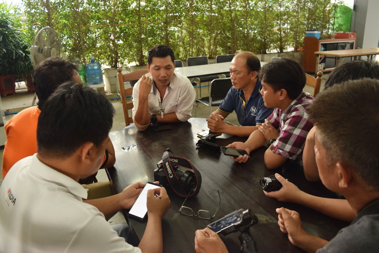 พ.ต.อ.สราวุธ ผู้บังคับบัญชาของพ.ต.ท. ที่ตกเป็นข่าวกำลังให้สัมภาษณ์ผู้สื่อข่าว 