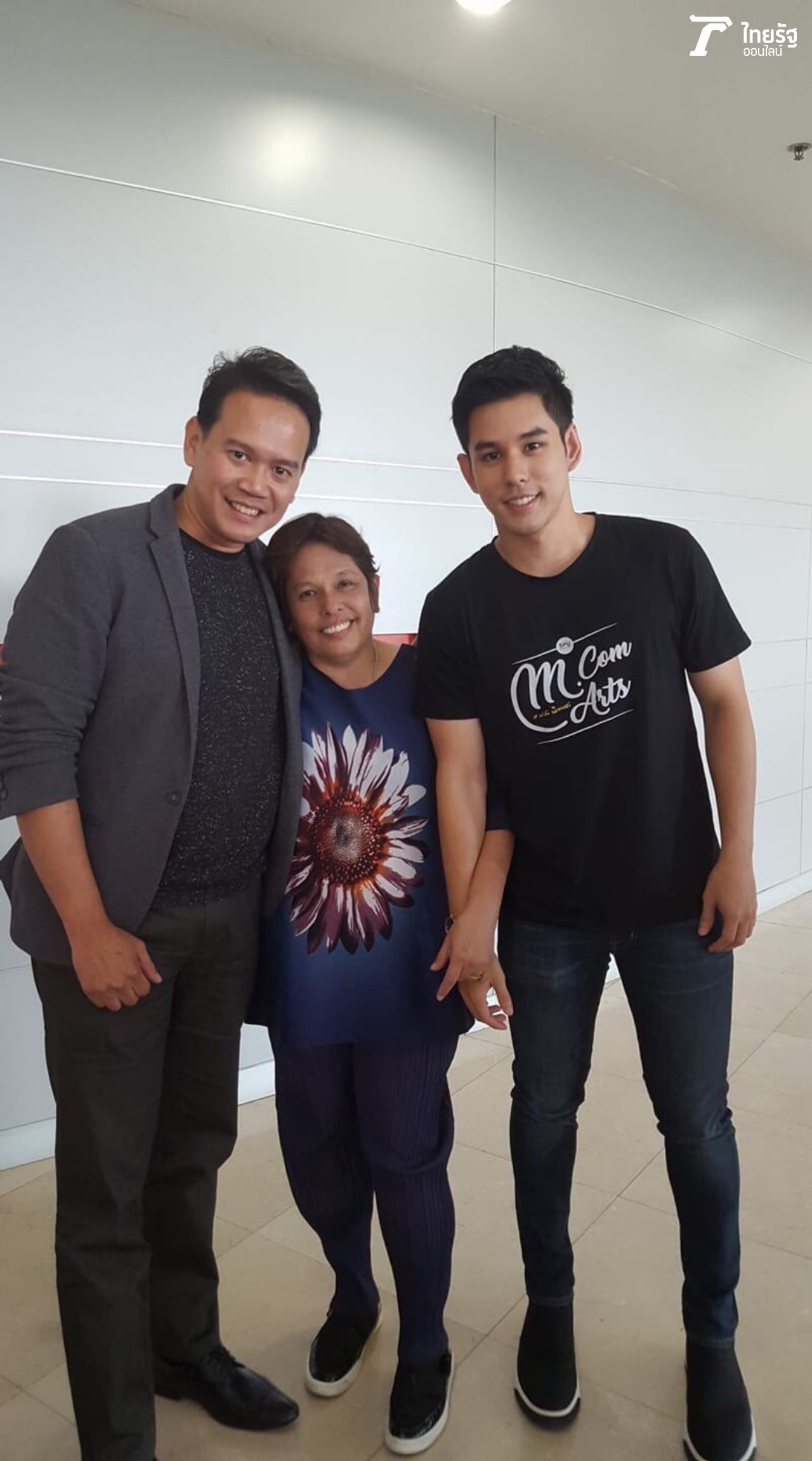 (ซ้ายสุด) ดร.บอย ธนชาติ จันทร์เวโรจน์ ผู้อำนวยการหลักสูตรนิเทศศาสตร์มหาบัณฑิต (คนกลาง) แม่อั๋น (ขวาสุด) หล่อจัด อั๋น ชยพล พระเอกเสน่ห์แรง 