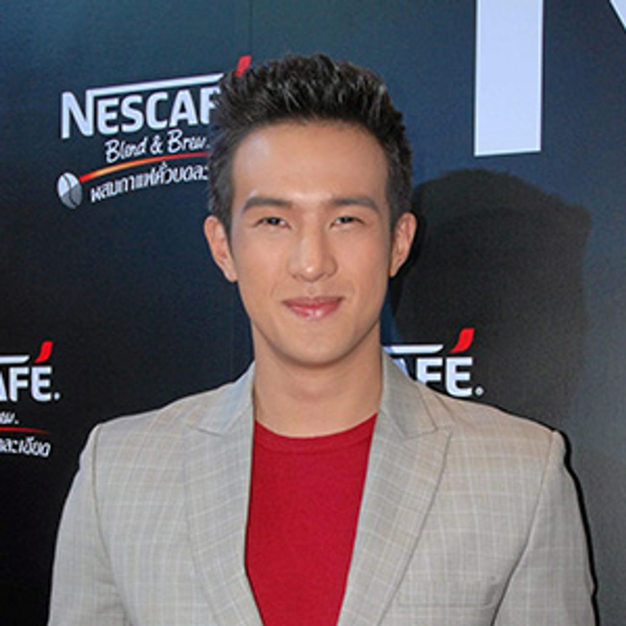 มีคนเห็นเลยเป็นข่าวว่า เจมส์ มาร์ ควงนางเอกสาว เดียร์น่า ไปดินเนอร์หวาน...สอบถามแล้วพระเอกตี๋ยืนยัน เคยกินตอนถ่ายละครเมื่อ 2 ปีก่อน...โห ดีเลย์นานเชียว!