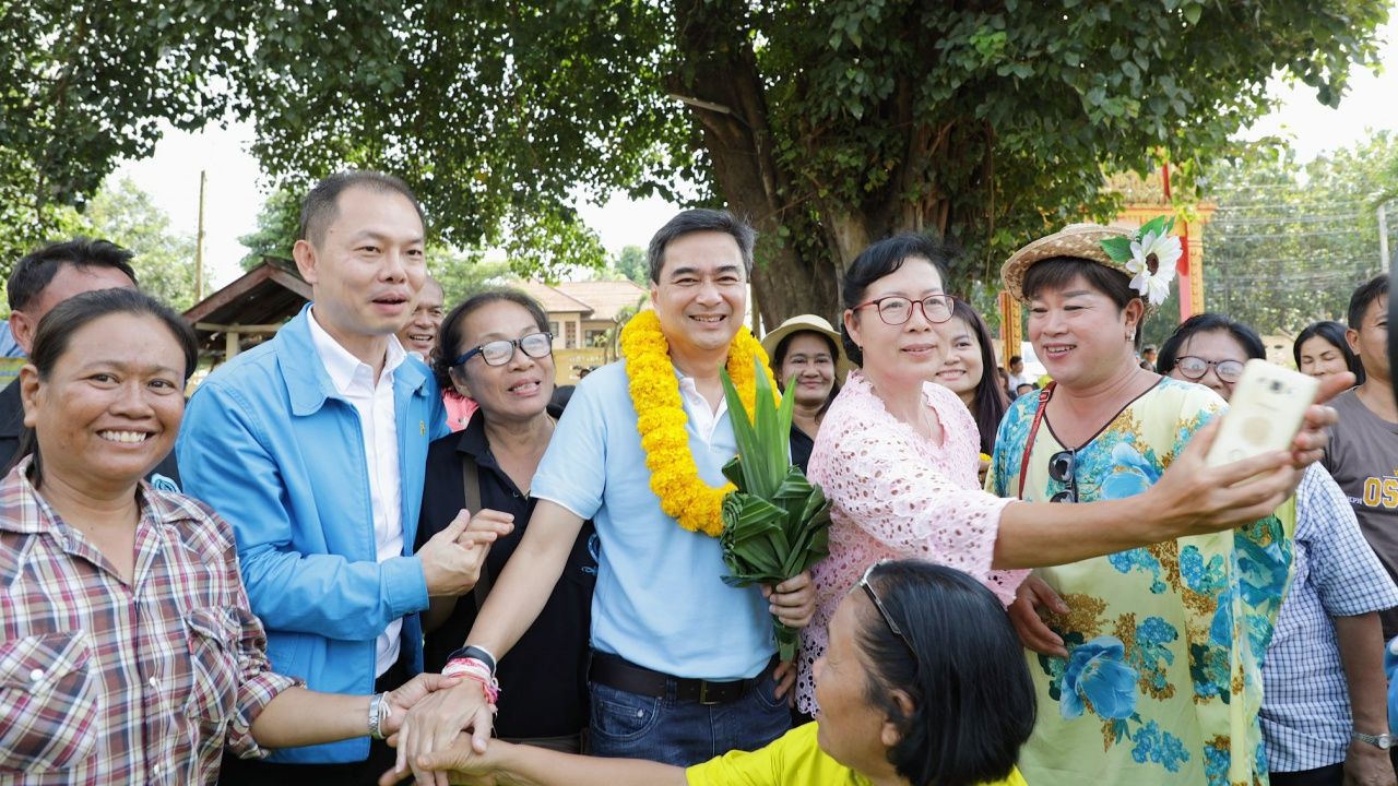 ภาพจากเฟซบุ๊ก Abhisit Vejjajiva
