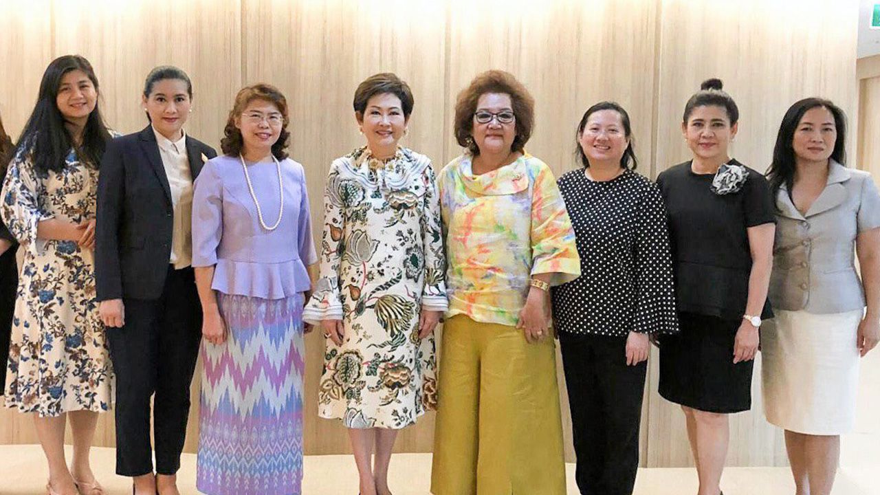 ประชุมใหญ่ คุณหญิงณัฐิกา วัธนเวคิน อังอุบลกุล ประธาน AWEN สากล จัดประชุมเครือข่ายผู้ประกอบการสตรีอาเซียนสากล ครั้งที่ 2 โดยมี เก็จพิรุณ เกาะสุวรรณ์, จิณดา เตชะวณิช, ปิยาภรณ์ แสนโกสิก และ วัชรี ศรีตระกูล มาร่วมประชุมด้วย ที่หอการค้าไทย วันก่อน.
