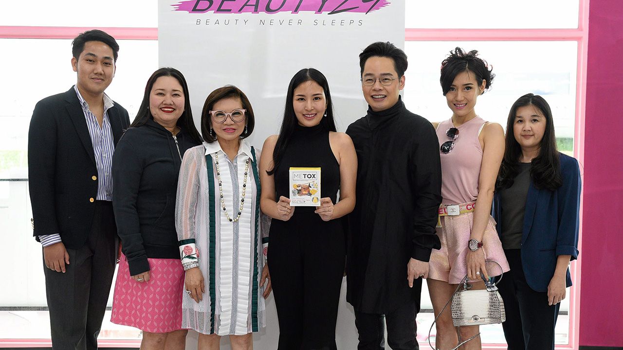 เพื่อสุขภาพ พรพรรณ รัตนหิรัญญา เปิดตัว “METOX” ผลิตภัณฑ์อาหารเสริมมีส่วนผสมจากธัญพืชไซเลียมฮัทส์และสารสกัดจากผลไม้เข้มข้น โดยมี สุรีย์ รัตนหิรัญญา, สุริยน ศรีอรทัยกุล และ กัญญารัตน์ พลาดิศัย มาร่วมงานด้วย ที่บิวตี้ ทเวนตี้โฟร์ สาขาสยามสแควร์ วันก่อน.