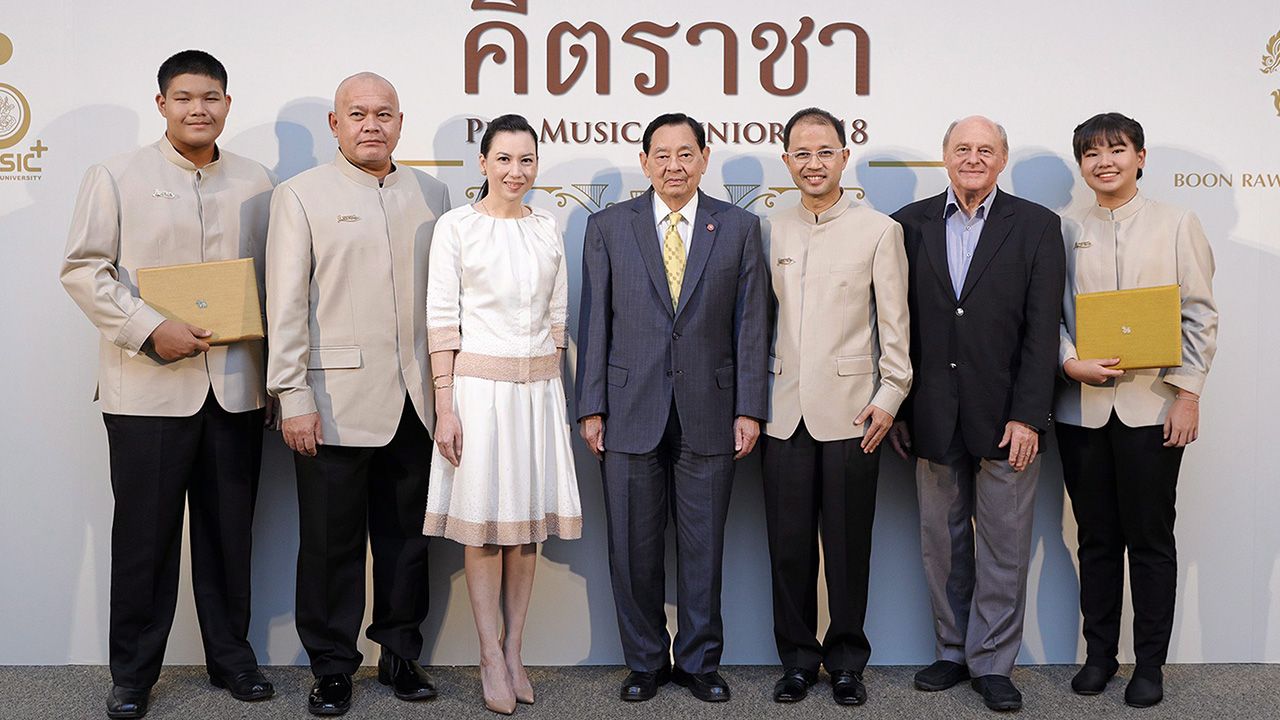 ดีจังเลย วาปี ภิรมย์ภักดี มอบประกาศนียบัตรด้านดนตรีคลาสสิกให้แก่ เยาวชนไทย ในโครงการโปรมูสิกา จูเนียร์ แคมป์ ปีที่ 5 โดยมี ดร.ทัศนา นาควัชระ, ณัฐวรรณ ทีปสุวรรณ, โรลองค์ บาลดินี และ กิตติคุณ สดประเสริฐ มาร่วมงานด้วย ที่บริษัท บุญรอดบริวเวอรี่ วันก่อน.