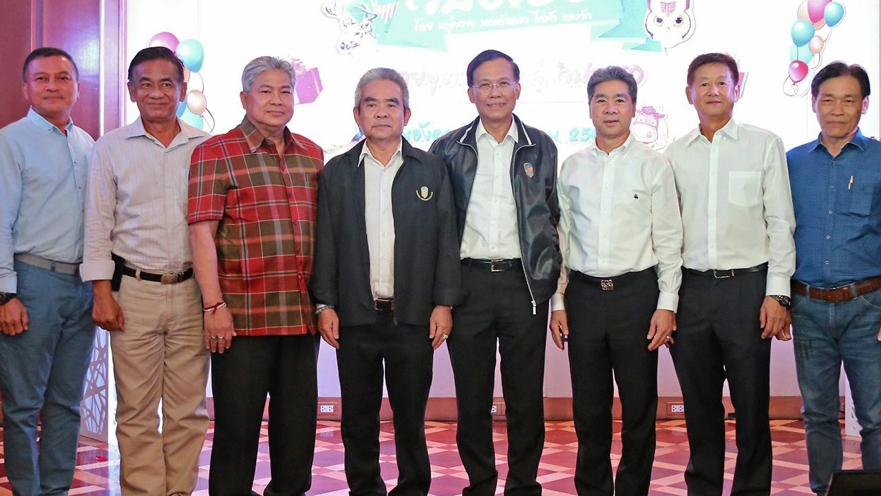 สังสรรค์ พล.อ.นิพัทธ์ ทองเล็ก, พล.อ.อ.ชนัท รัตนอุบล, ฐนนท์ศรณ์ เลิศฤทธิ์ศิริกุล, วิศวศะศิสมิต, รศ.นพ.พรชัย มูลพฤกษ์ และ ณัฐวุฒิ สกุลพานิช ร่วมกันจัดงานเลี้ยงพบปะสังสรรค์ร่วมรุ่น “สบายๆ ตามสไตล์ วปอ.50” ที่ห้องแกรนด์พาโนรามา รร. ดิ เอมเมอรัลด์ วันก่อน.