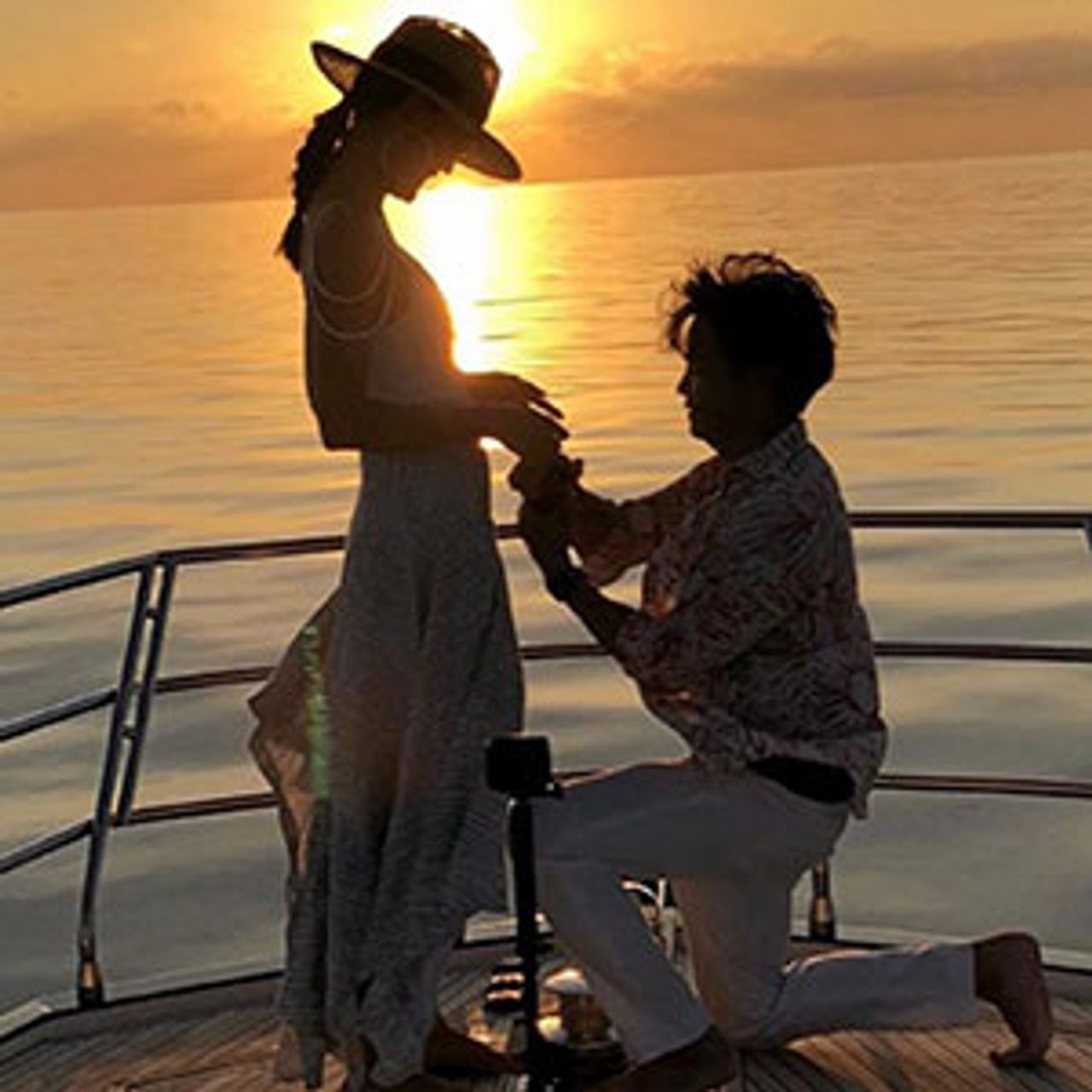 ตามคู่ เป๊กกี้& ฐากูร มาติดๆ เมื่อ พีเค–ปิยะวัฒน์ ก็ทำเซอร์ไพรส์ พาสาว โยเกิร์ต ไปเที่ยวมัลดีฟส์ นั่งเรือยอชต์ไปขอแต่งงานกันกลางทะเลตอนพระอาทิตย์ตก...โรแมนติกมะล่า.