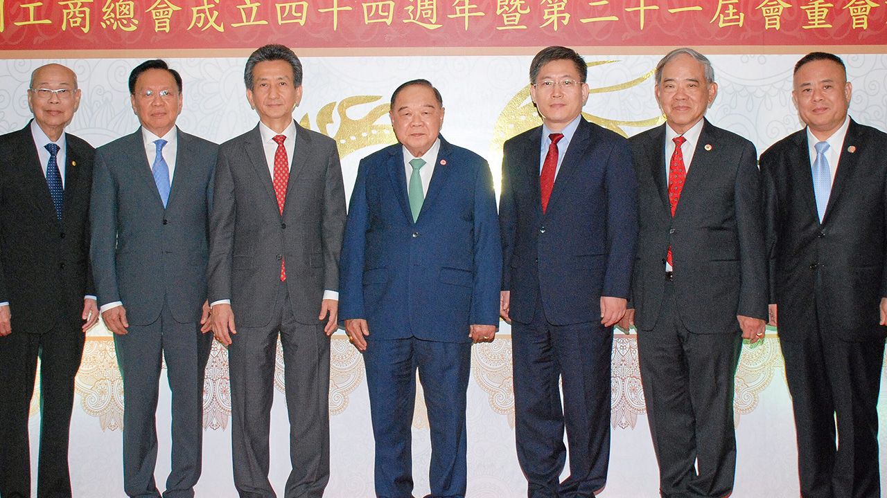 44 ปี - พล.อ.ประวิตร วงษ์สุวรรณ เป็นประธานงานฉลองครบ 44 ปีสมาคมการค้าและอุตสาหกรรมไทย พร้อมการรับมอบตำแหน่งนายกสมาคมสมัยที่ 21 ให้แก่ สดาวุธ เตชะอุบล โดยมี หลี่ เจี้ยน, จิตติ ตั้งสิทธิ์ภักดี และ พล.อ.เลิศรัตน์ รัตนวานิช มาร่วมงานด้วย ที่ รร.ดิ แอทธินี โฮเทล วันก่อน.
