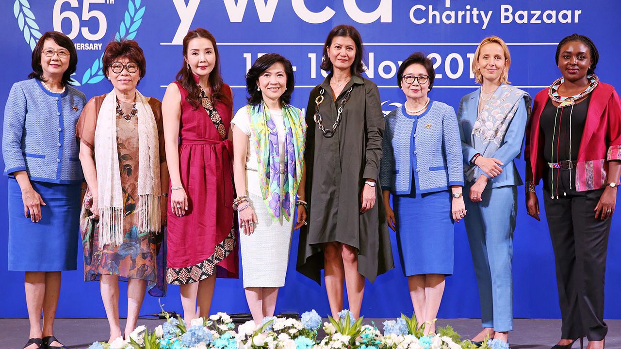 อย่าพลาด - กราซิตา โตเลนติโน และ สุพัตรา จิราธิวัฒน์ แถลงข่าวการจัดงาน 65th YWCA Diplomatic Charity Bazaar 2018 เทศกาลออกร้านนานาชาติจากคณะภริยาทูต ในวันที่ 15-18 พ.ย. โดยมี อุษณา สุคนธทรัพย์ และ โนรีรัตน์ นพรัตนราภรณ์ มาร่วมงานด้วย ที่เซ็นทรัลเวิลด์ วันก่อน.