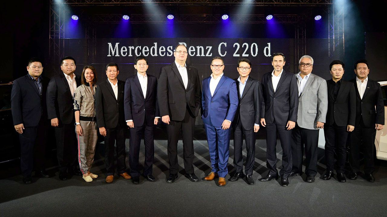 ขับสบาย - ฟรังค์ ชไตน์อัคเคอร์ เปิดตัว The new C-Class รถเมอร์เซเดส-เบนซ์ รุ่นประกอบในประเทศยนตรกรรมซาลูนอัจฉริยะใหม่ล่าสุด โดยมี ไฮโกะ นิทส์เช่, อโณทัย เอี่ยมลำเนา, พุทธิ ตุลยธัญ และ ชไมพร ปภัสร์พงษ์ มาร่วมงานด้วย ที่โรงแรมแกรนด์ ไฮแอท เอราวัณ วันก่อน.