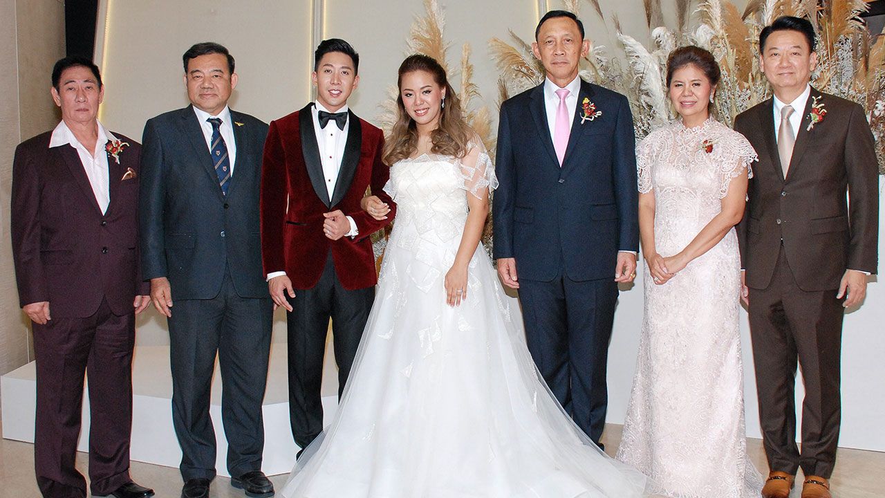 วิวาห์ชื่นมื่น - พล.อ.อนันตพร กาญจนรัตน์ รมว.พม. เป็นประธานในงานวิวาห์ ระหว่าง ปภัสสรี บุตรี วีรวัฒน์–สุนทรี เกียรติพงษ์ถาวร กับ สุเมศวน์ บุตร ประสิทธิ์ กุลศรีสุวรรณ โดยมี สมประสงค์ บุญยะชัย มาร่วมอวยพรด้วย ที่ห้องบอลรูม โรงแรมพาร์ค ไฮแอท ค่ำวันก่อน.