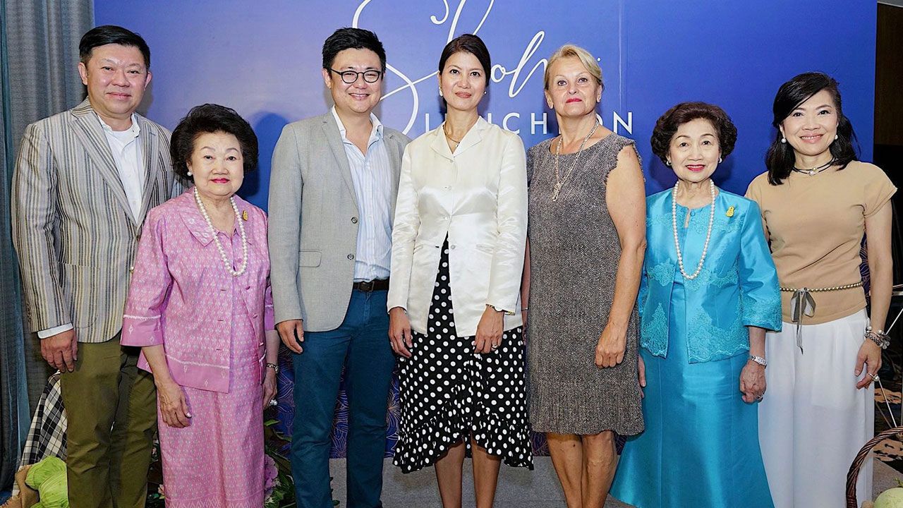 สังสรรค์ - พิชัย จิราธิวัฒน์ จัดงานเลี้ยงสังสรรค์ประจำปี พร้อมแสดงความยินดีแก่ กราซิต้า ตอเล็นติโน ประธานสมาคมคู่สมรสทูตคนใหม่ โดยมี มุกดา จิราธิวัฒน์ เอื้อวัฒนะสกุล, รัตนา จิราธิวัฒน์ นรพัลลภ และ สก็อต ชาง มาร่วมงานด้วย ที่โรงแรมเซ็นทาราแกรนด์ เซ็นทรัลเวิลด์ วันก่อน.