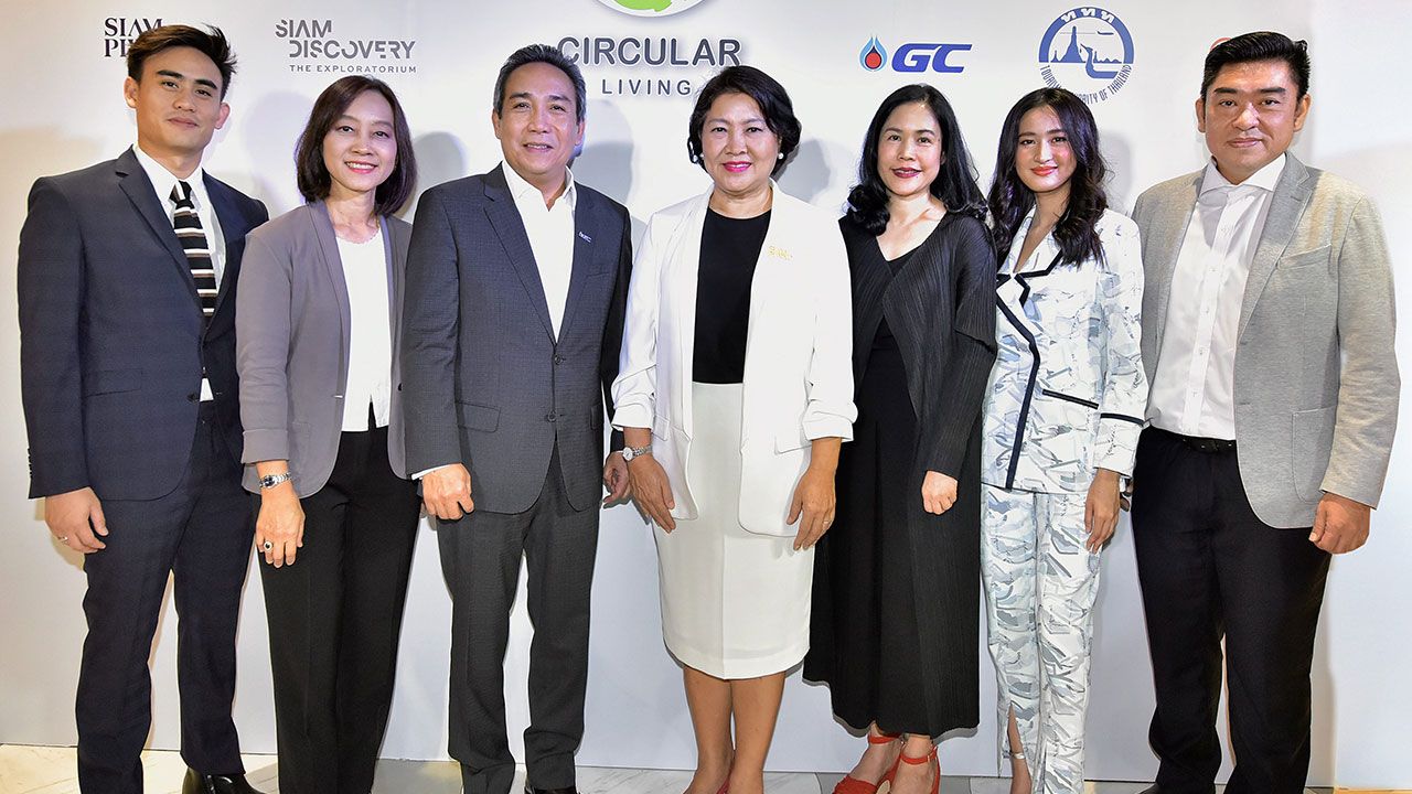 ลดได้แน่ - นราทิพย์ รัตนประดิษฐ์ ร่วมกับ ปฏิภาณ สุคนธมาน ประธาน จนท.ปฏิบัติการ GC เปิดโครงการ “Circular Living Campaign 2018” เพื่อร่วมแก้ไขปัญหาขยะพลาสติกอย่างยั่งยืน โดยมี วราวรรณ ทิพพาวนิช และ สุทธิรัตน์ ภาณววัฒน์ มาร่วมงานด้วย ที่สยามดิสคัฟเวอรี่ วันก่อน.