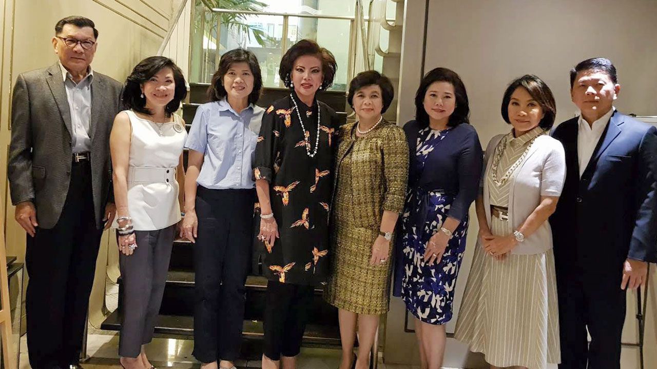 ไม่ลืมกัน - จรรยา สว่างจิตร นัดกลุ่มเพื่อน วตท.จัดงานเลี้ยงพบปะสังสรรค์ โดยมี เกศรา มัญชุศรี, เกษสุดา ไรวา, สุพัตรา จิราธิวัฒน์, ลาลีวรรณ กาญจนจารี, วารีรัตน์ ตั้งธนกูล, ไพศาล พิสุทธิ์วัชระกุล และ บุญลือ ประเสริฐโสภา มาร่วมงานด้วย ที่ร้าน Patio สุขุมวิท 26 วันก่อน.