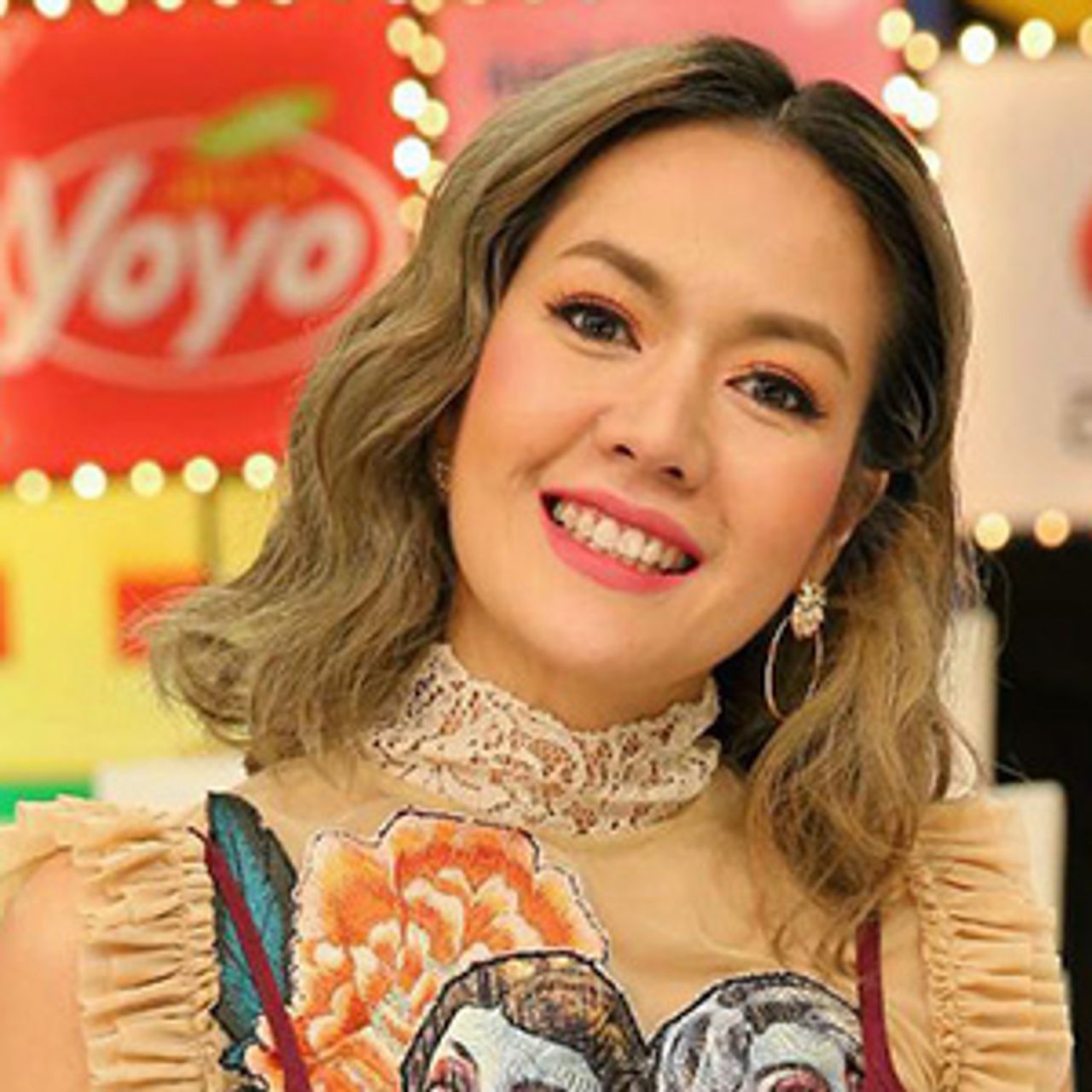 เป็นได้แค่ “เมียแต่ง” นิว-นภัสสร พูดในรายการ “ศึก 12 ราศี” เมียเบอร์ 1 ของปั๋ว เป๊ก-เปรมณัช คือ บอย-ปกรณ์ เพราะเจอหน้ามากกว่าเมียอีกค่ะคู้ณณณ...โถๆ น่าฉงฉาน ฮ่าๆ.