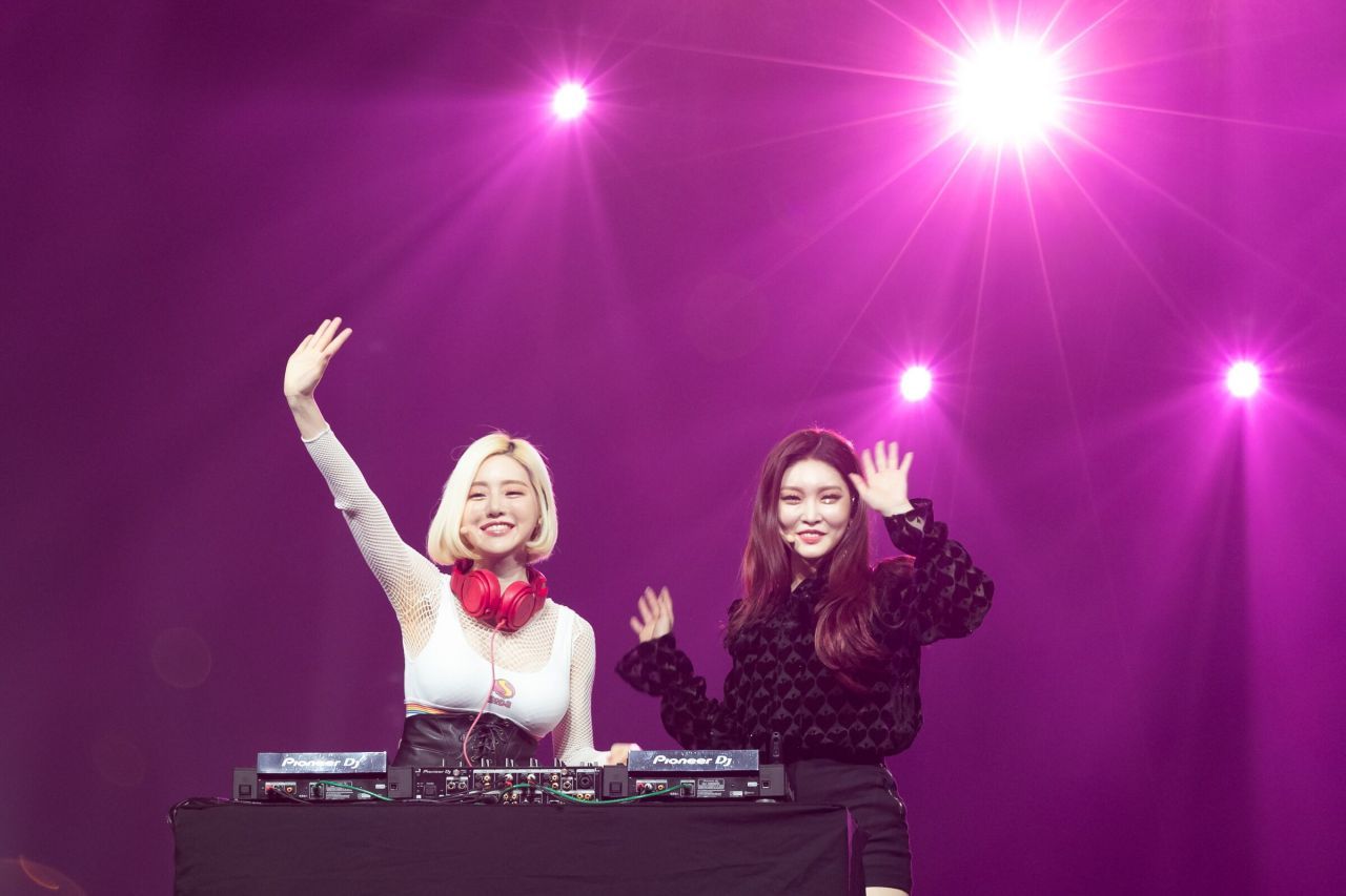 ชองฮาร่วมโชว์กับดีเจโซดา สนุกสุดๆ 