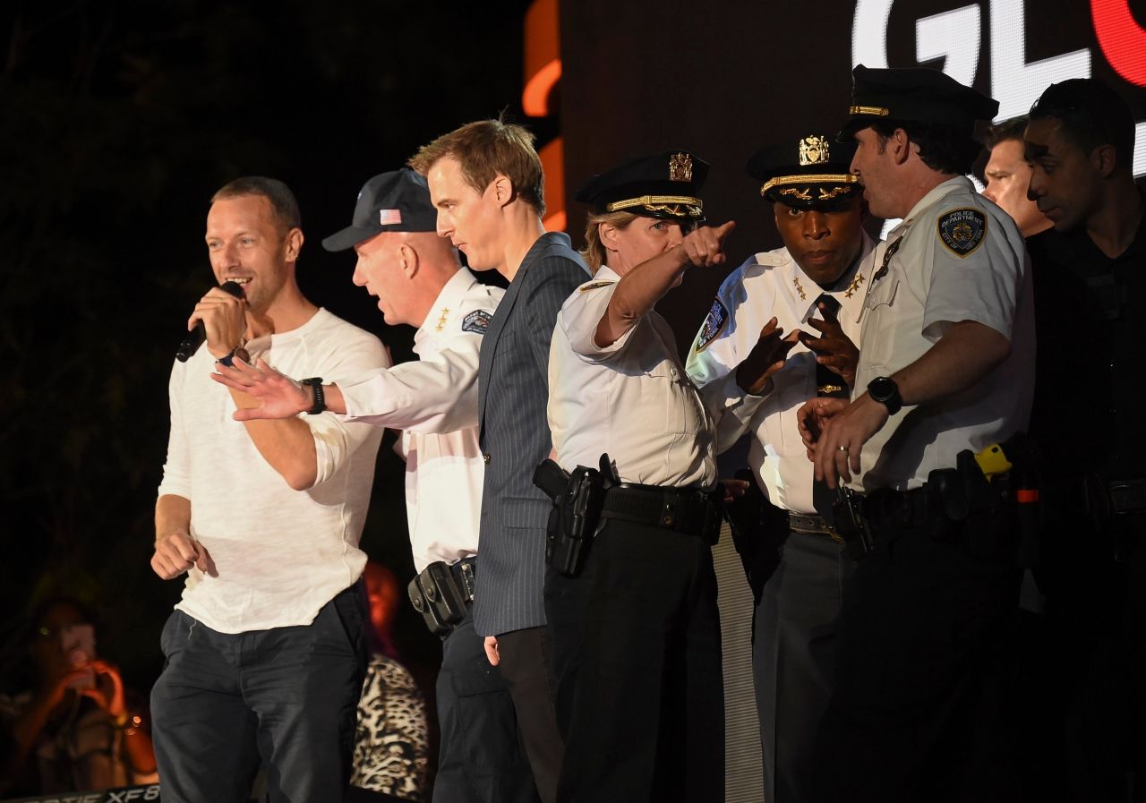 คริส มาร์ติน นักร้องนำวงโคลด์เพลย์ Coldplay พูดๆ กล่อมๆ ให้ฝูงชนอยู่ในความสงบ 