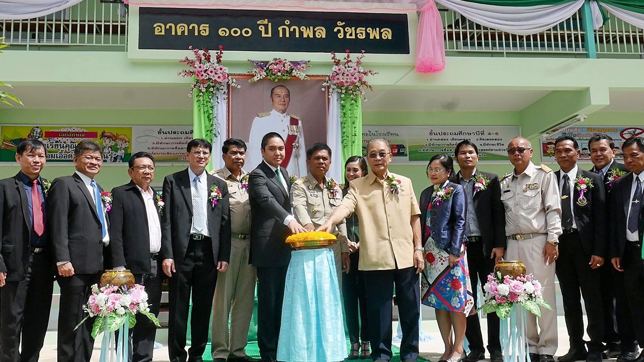 หนึ่งร้อย วิสิษฏ์ พวงเพชร รอง ผวจ.ราชบุรี, มานิจ สุขสมจิตร และ วัชร วัชรพล เปิด อาคาร100ปี กำพล วัชรพล เพื่อฉลองในโอกาสครบ 100 ปีชาตกาล โดยมี วิเชน โพชนุกุล และ ดร.เกศทิพย์ ศุภวานิช มาร่วมงานด้วย ที่ ร.ร.ไทยรัฐวิทยา 104 (บ้านทุ่งกระถิน) อ.จอมบึง จ.ราชบุรี วันก่อน.