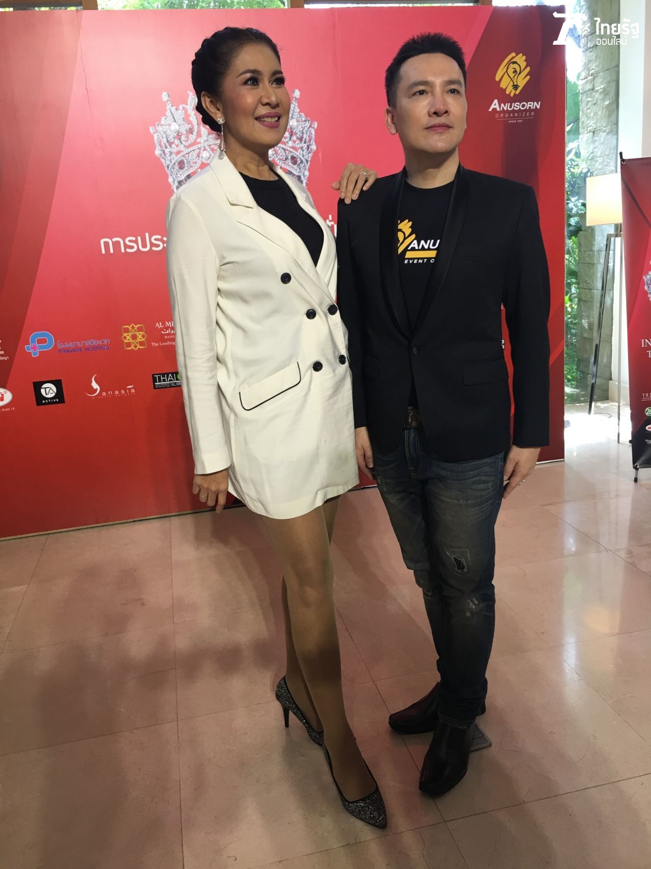 (ซ้ายมือ) นางงามตัวแม่ ส้ม ชนากานต์ กับผู้อำนวยการกองประกวด มิสอินเตอร์เนชั่นแนลไทยแลนด์ 2018 นุ อนุสรณ์ 