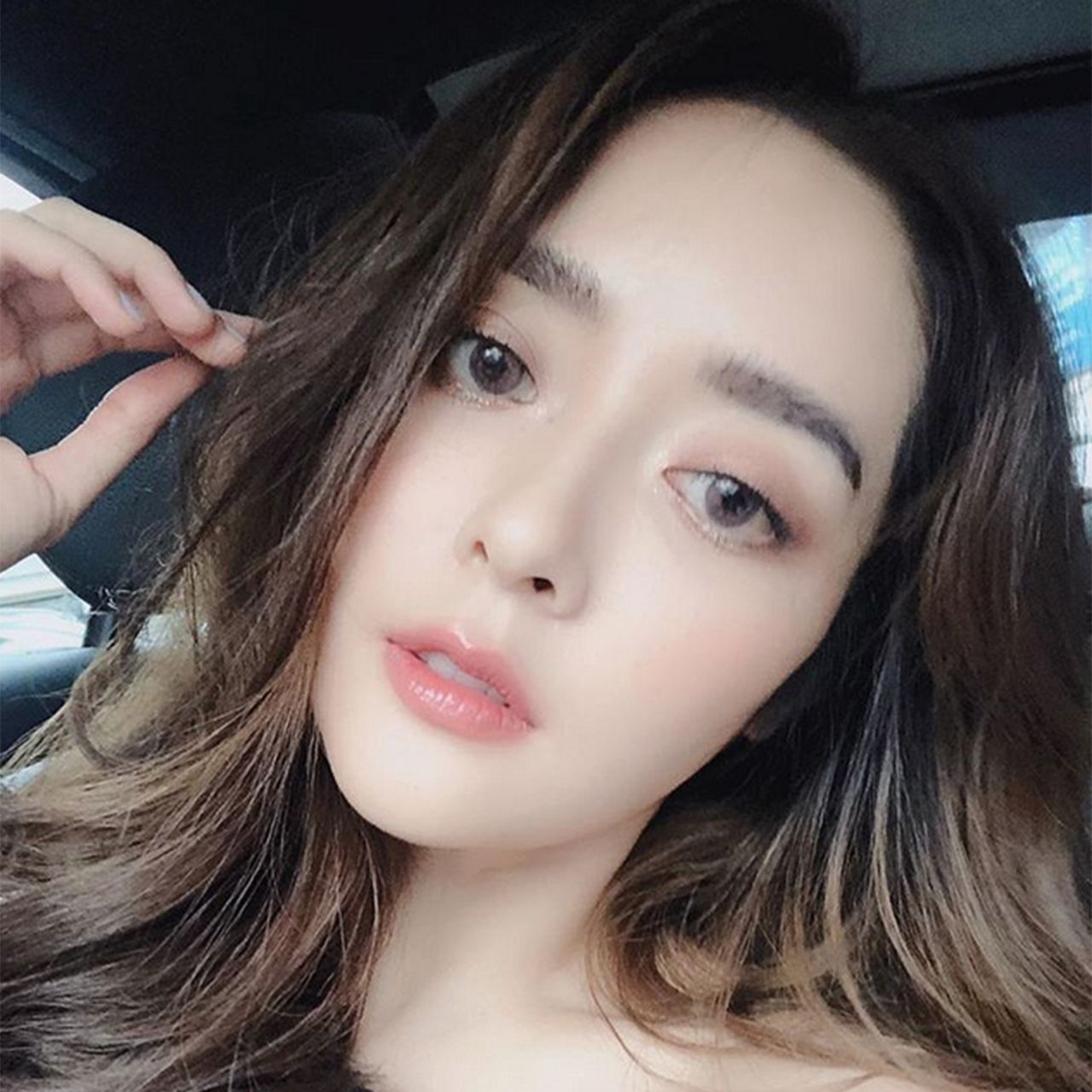 ใส่ชุดซีทรูแหวกอกอึ๋มโพสต์ไอจี หลังจากเลิกกับ ขุน-ชานนท์ ไม่ต้องพูดเยอะเพราะแฉแซ่บผ่านโซเชียลไปหมดล่ะ แก้มบุ๋ม-ปรียาดา ลุกมาประกาศเป็นโสดแซ่บตามภาพ.