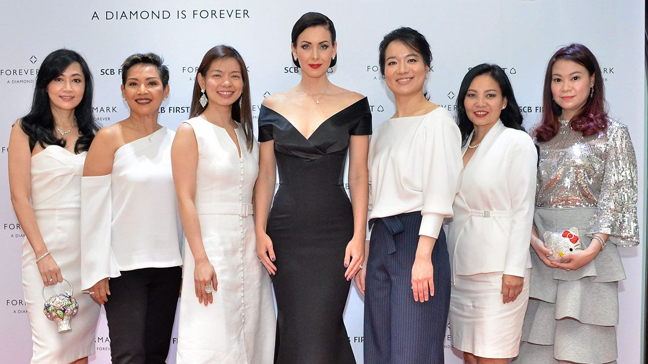 เพชรล้ำค่า - อัญรัตน์ พรประกฤต จัดงาน FOREVERMARK : One in a Million เปิดตัวเครื่องประดับเพชรแบรนด์ฟอร์เอเวอร์มาร์คคอลเลกชันใหม่ โดยมี อรรัตน์ พรประกฤต, รุ่งเพ็ชร พรรณาปยุกต์, ม.ล.ขวัญทิพย์ เทวกุล และ นาตาลี เกลโบวา มาร่วมงานด้วย ที่ยูบิลลี่ ออฟ สยาม วันก่อน.
