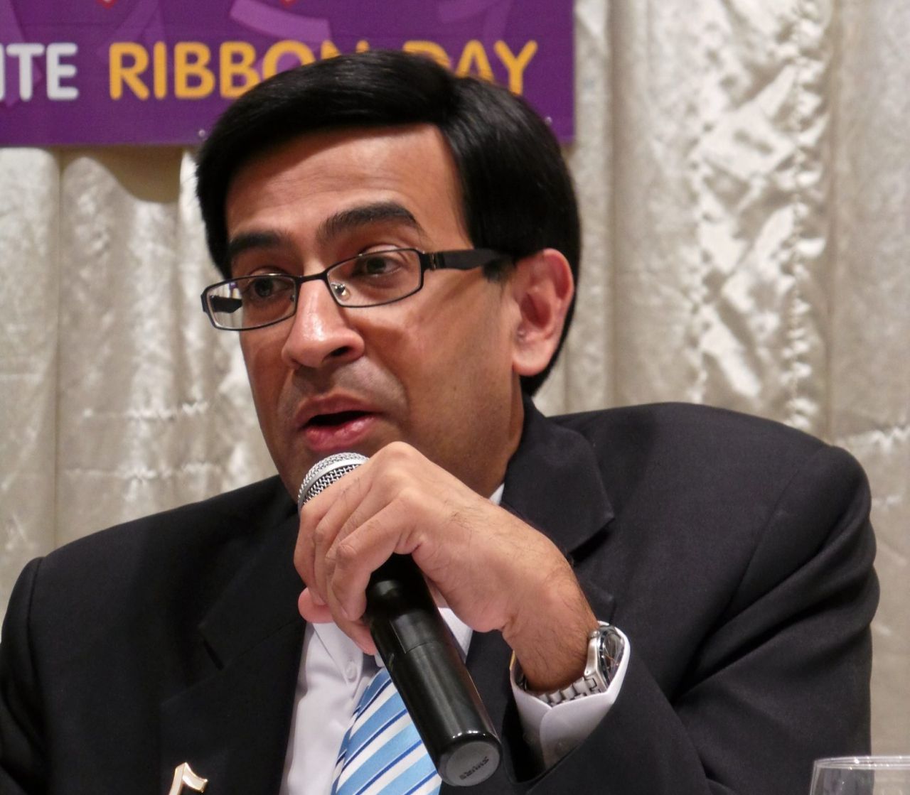 รศ.นพ.สุริยเดว ทรีปาตี กุมารแพทย์ผู้เชี่ยวชาญด้านเด็กและวัยรุ่น และ ผอ.ศูนย์คุณธรรม